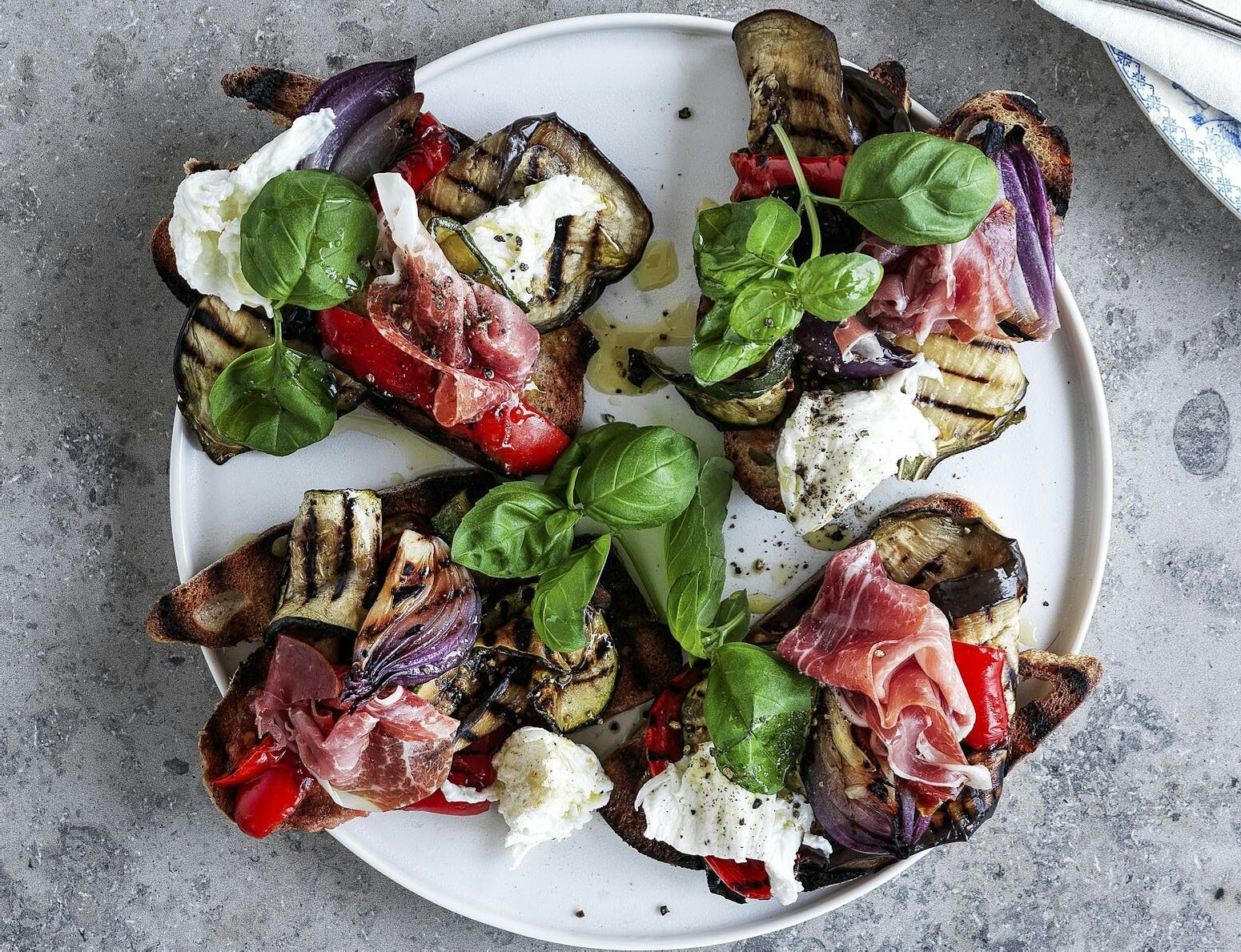 Bruschetta med grillede grøntsager, skinke og burrata