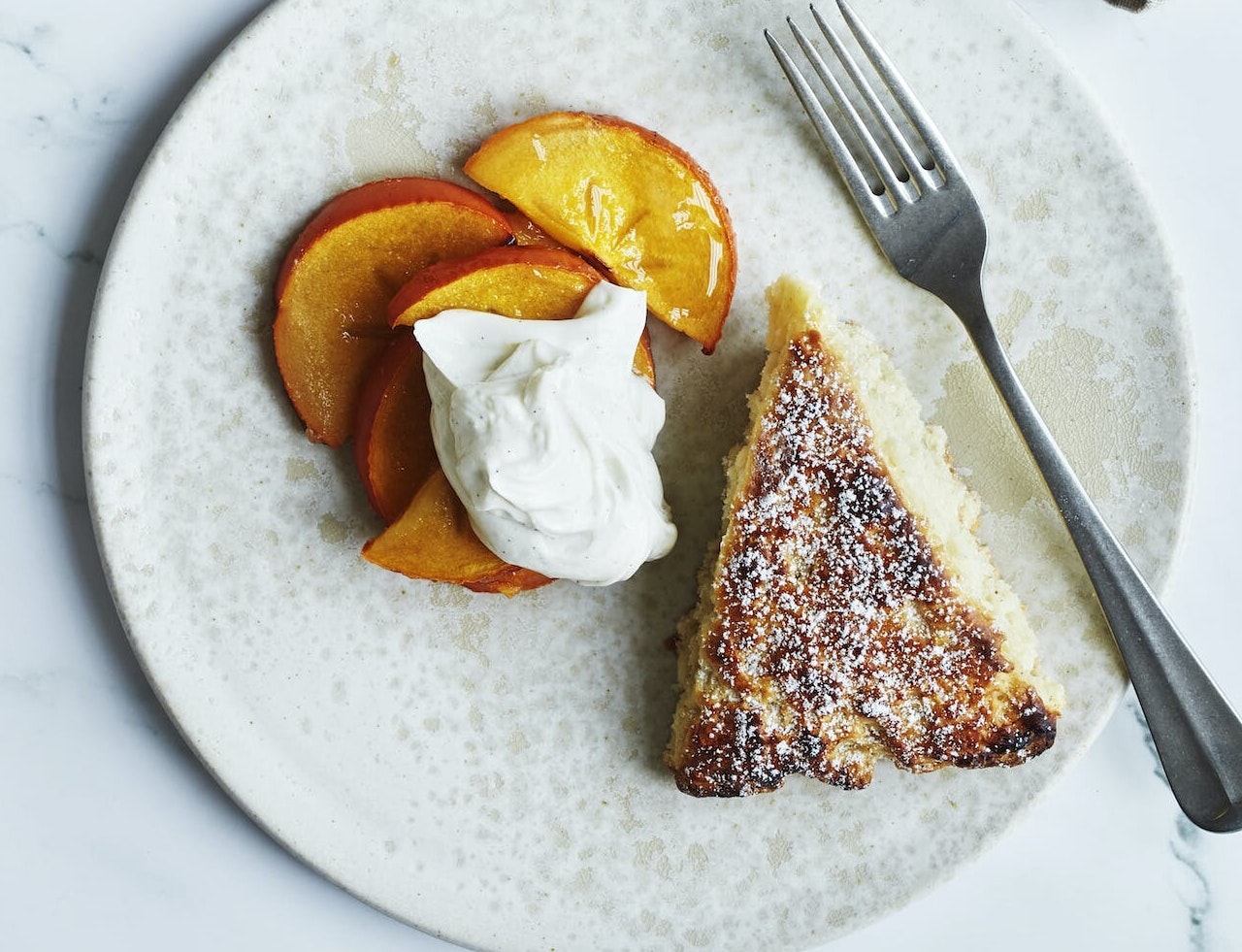 Brydescones med vaniljecreme og bagte kakifrugter