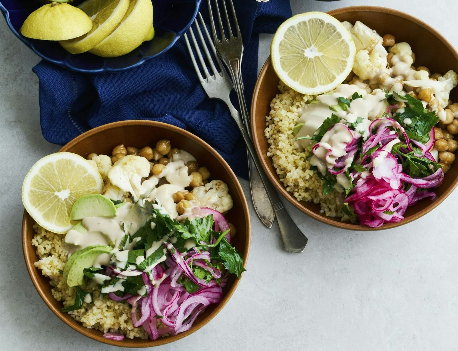 Buddha bowl med blomkål og tahindressing