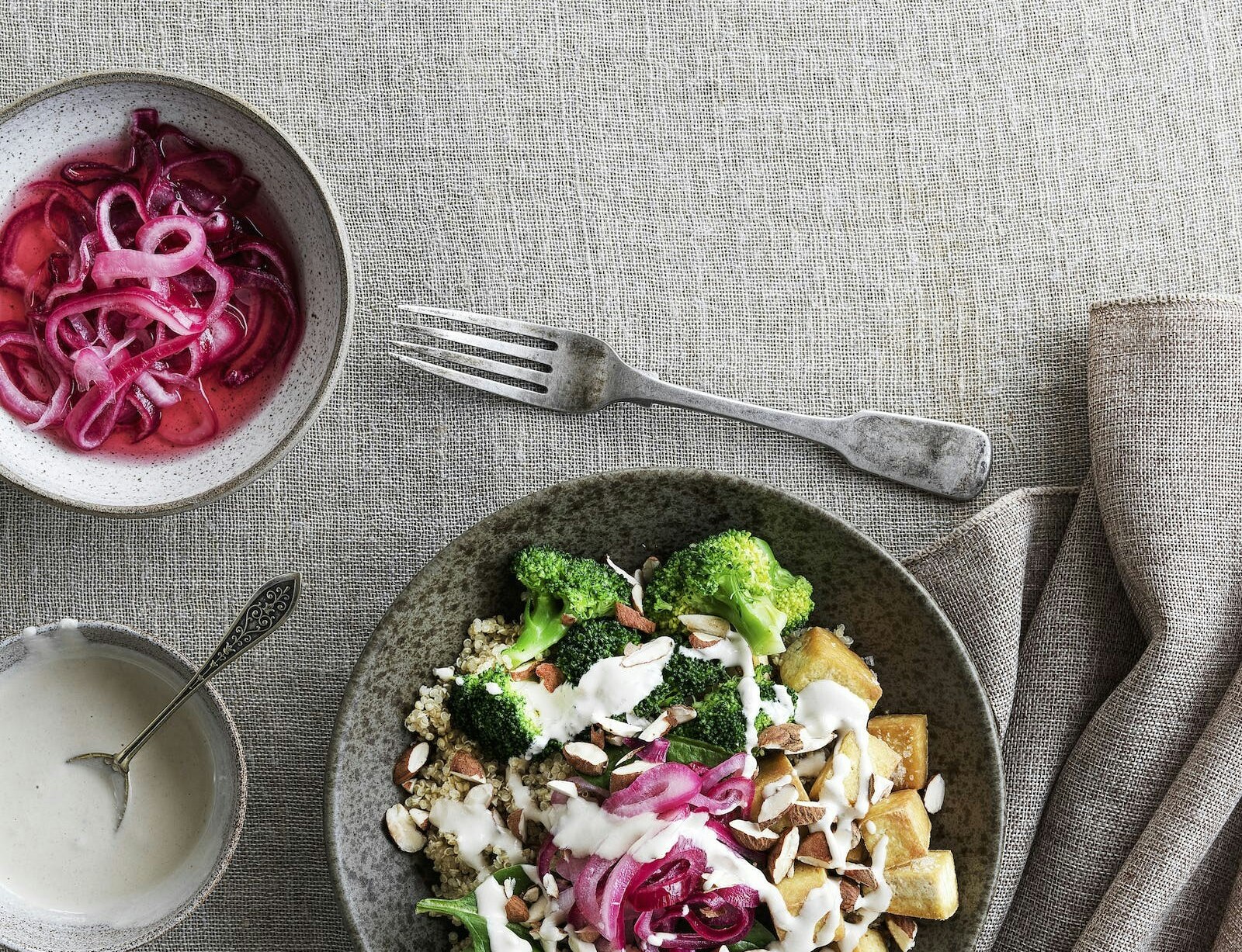 Buddha bowl med tofu og tahindressing