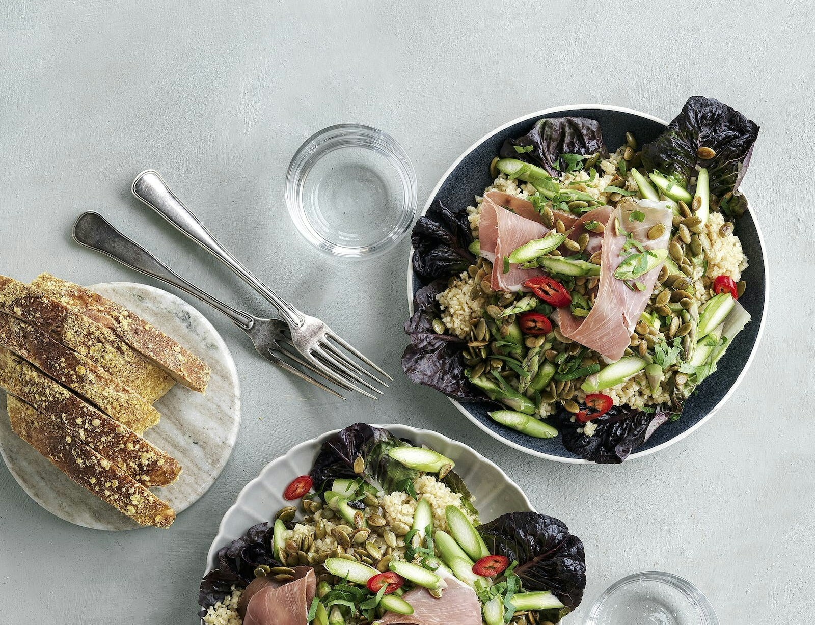 Bulgursalat med asparges og skinke