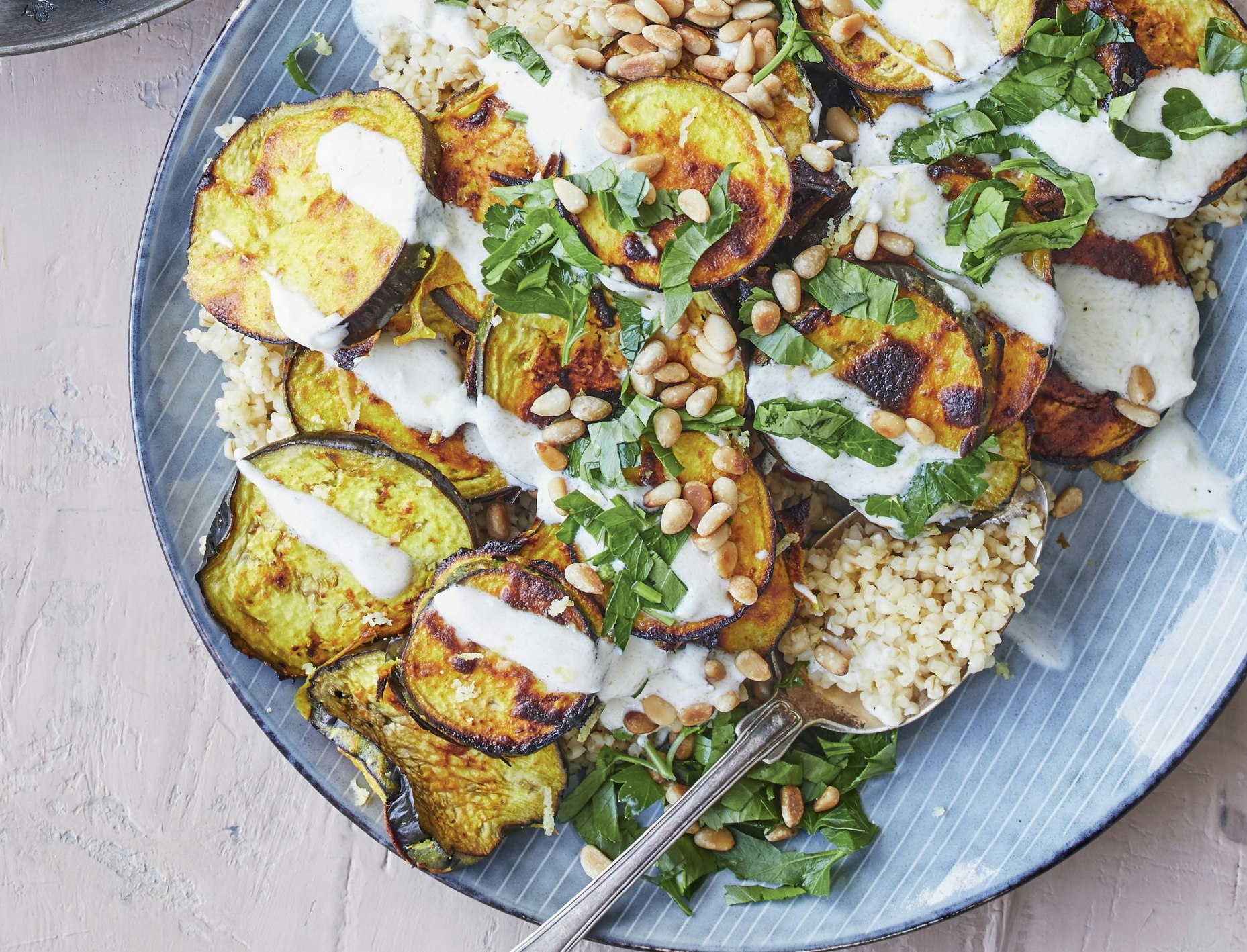 Bulgursalat med aubergine og persille