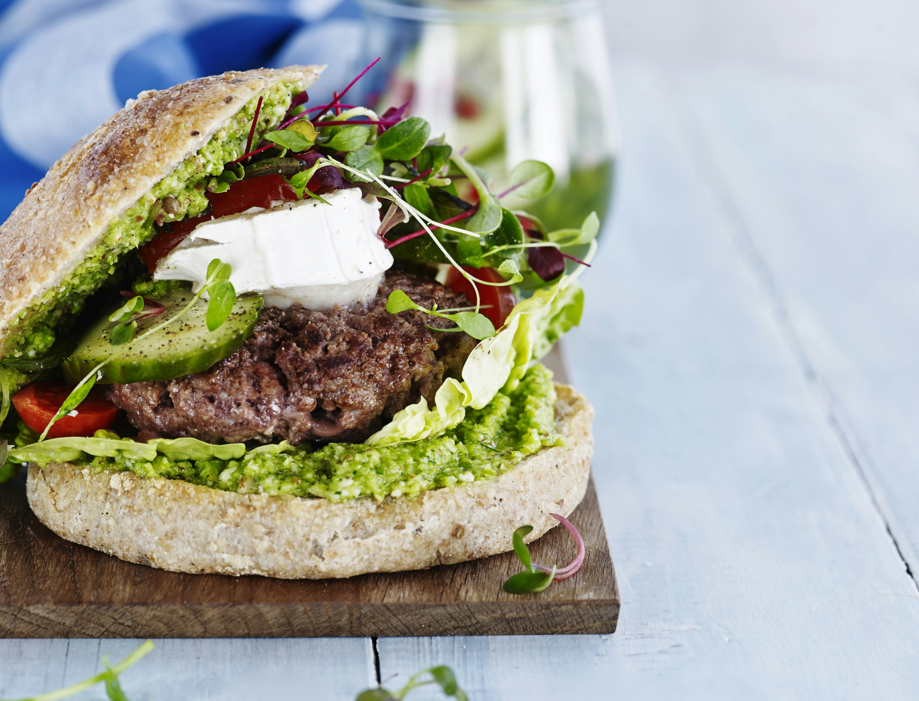 Burger med gedeost og ærtepesto
