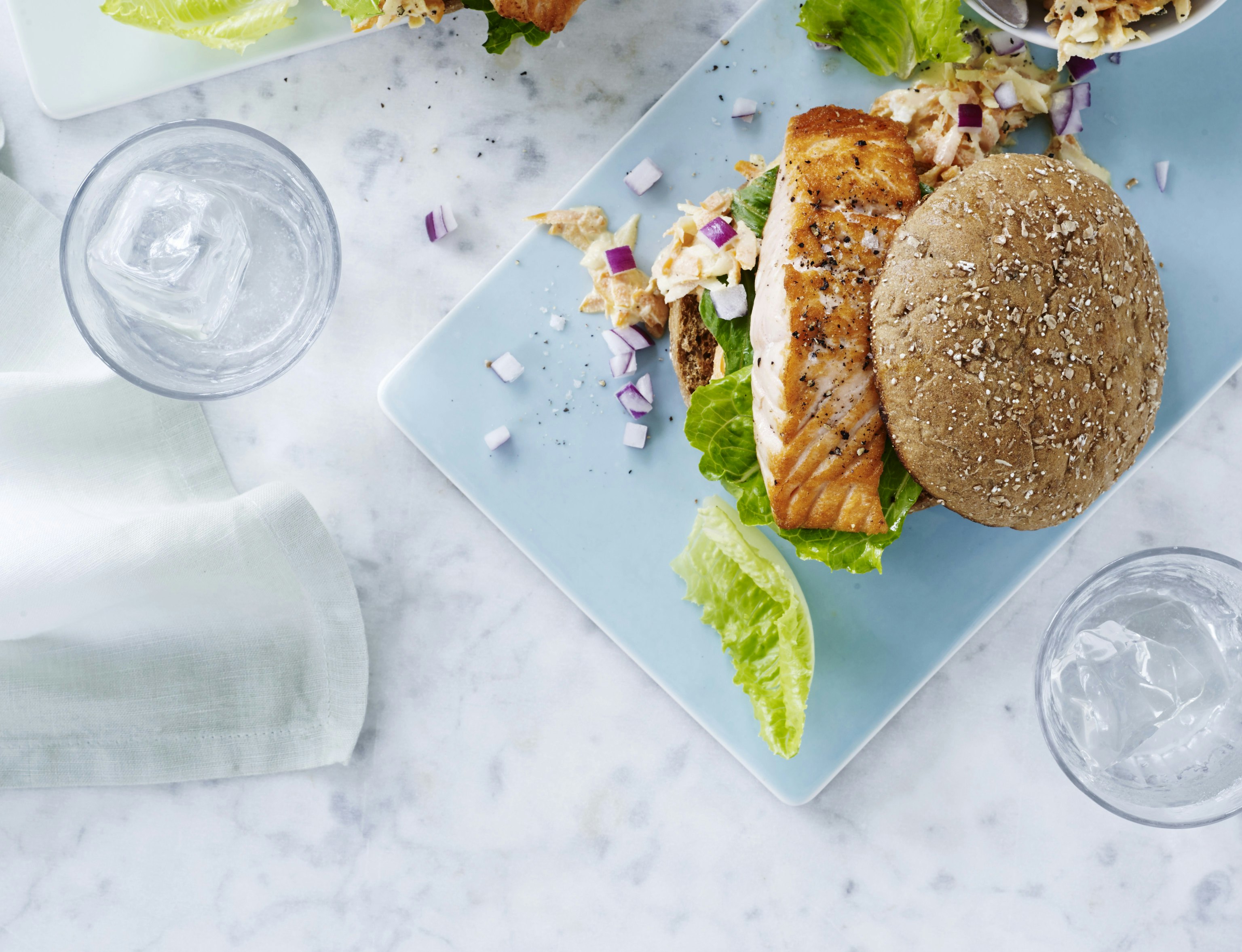 Burger med laks og rodfrugtslaw