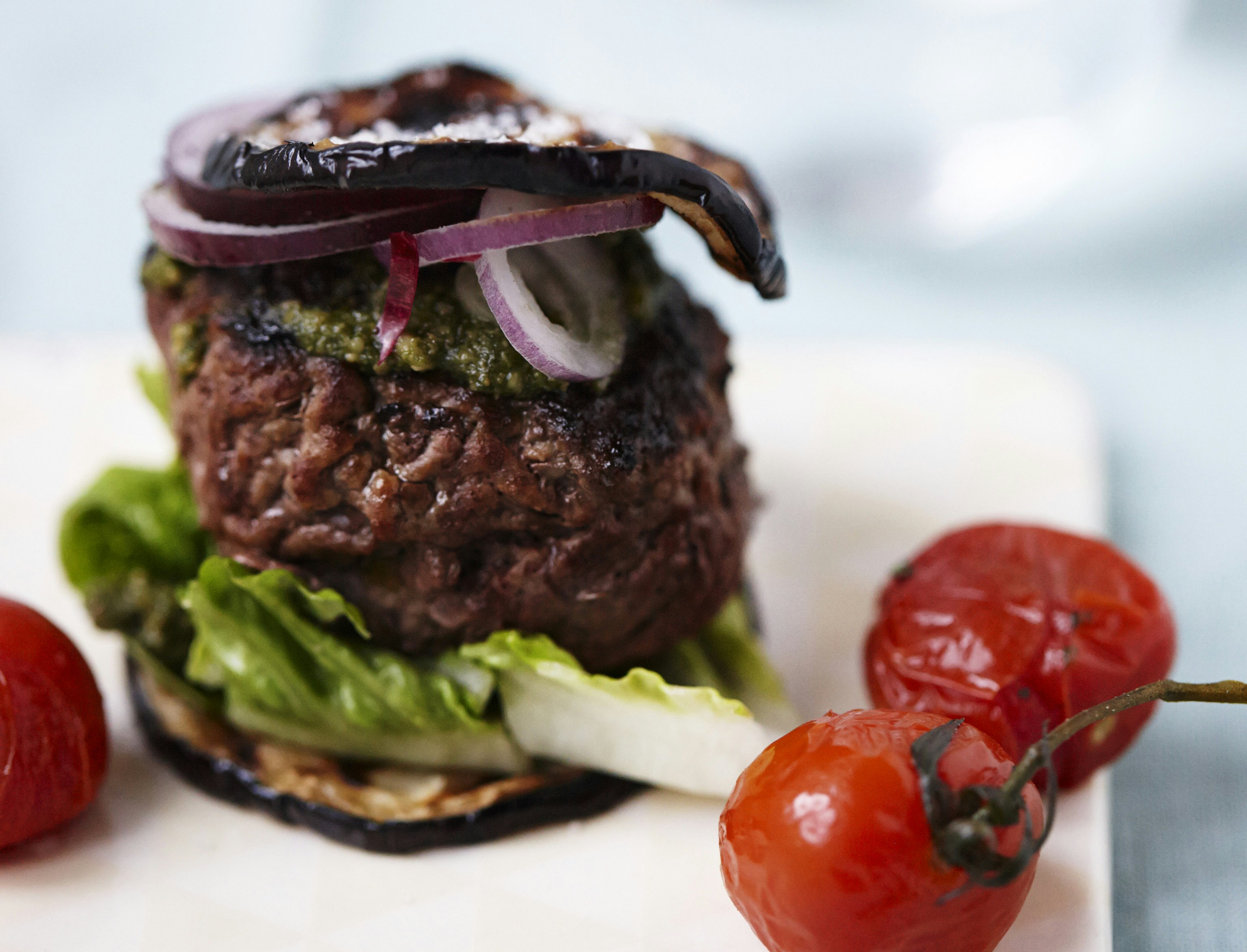 Burger på auberginebund med pesto
