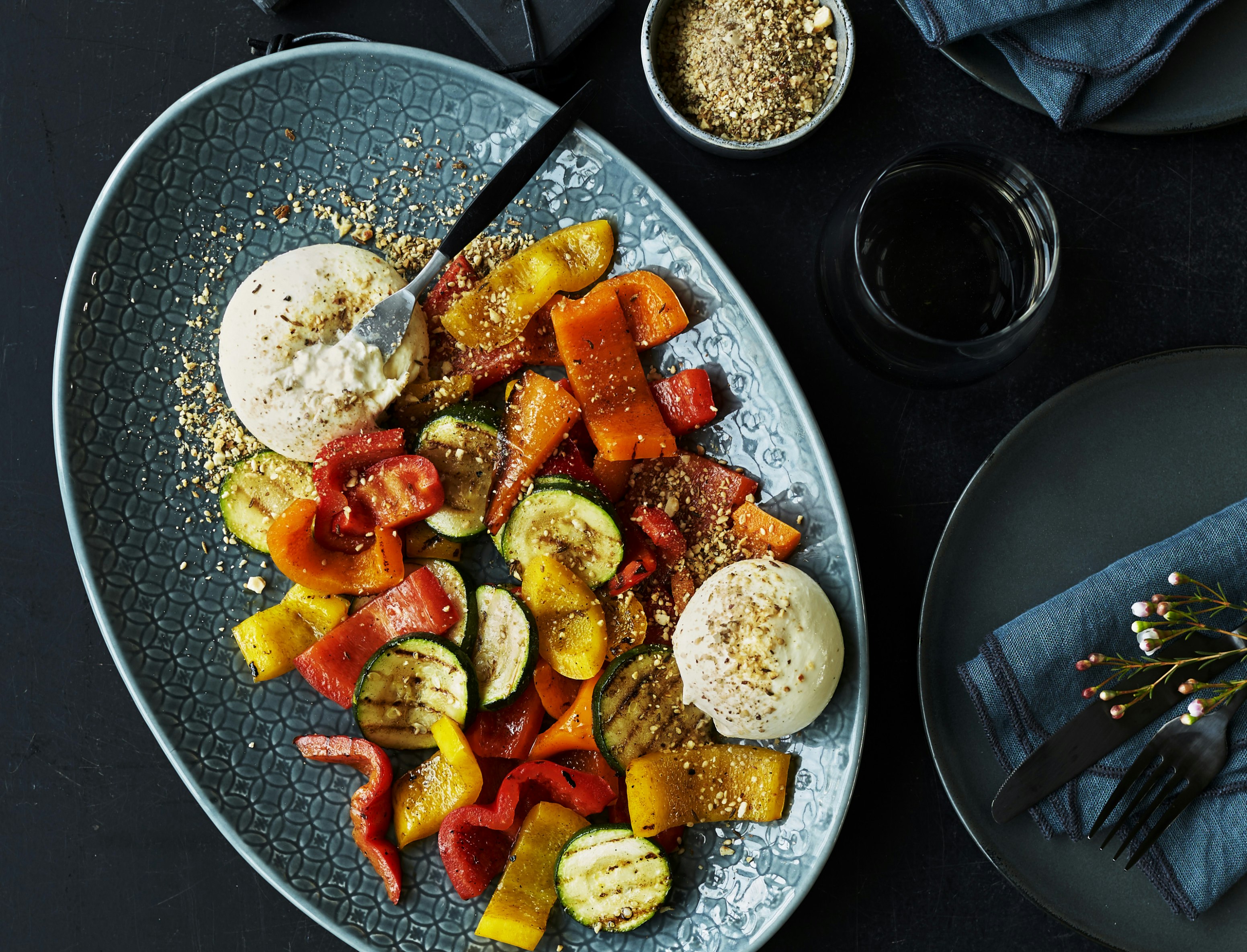 Burrata med grillede grøntsager og dukkah