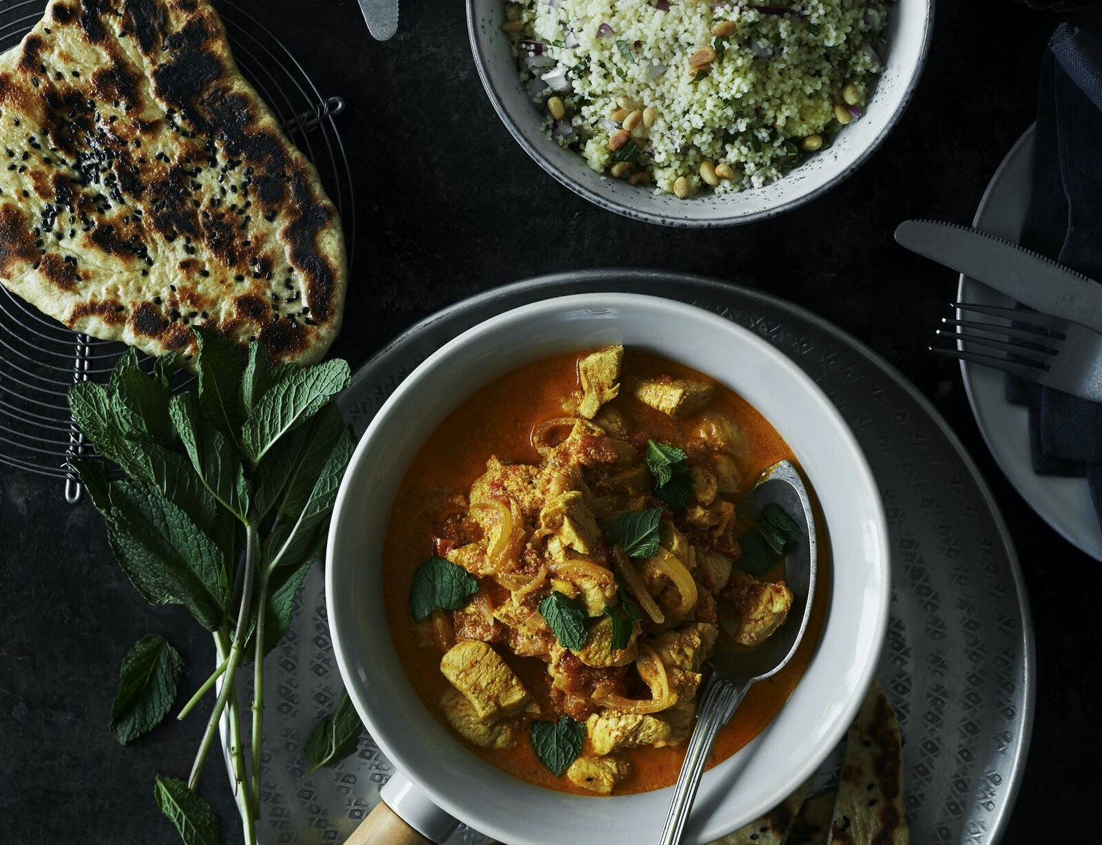 Butter chicken med mynte-couscous og naanbrød