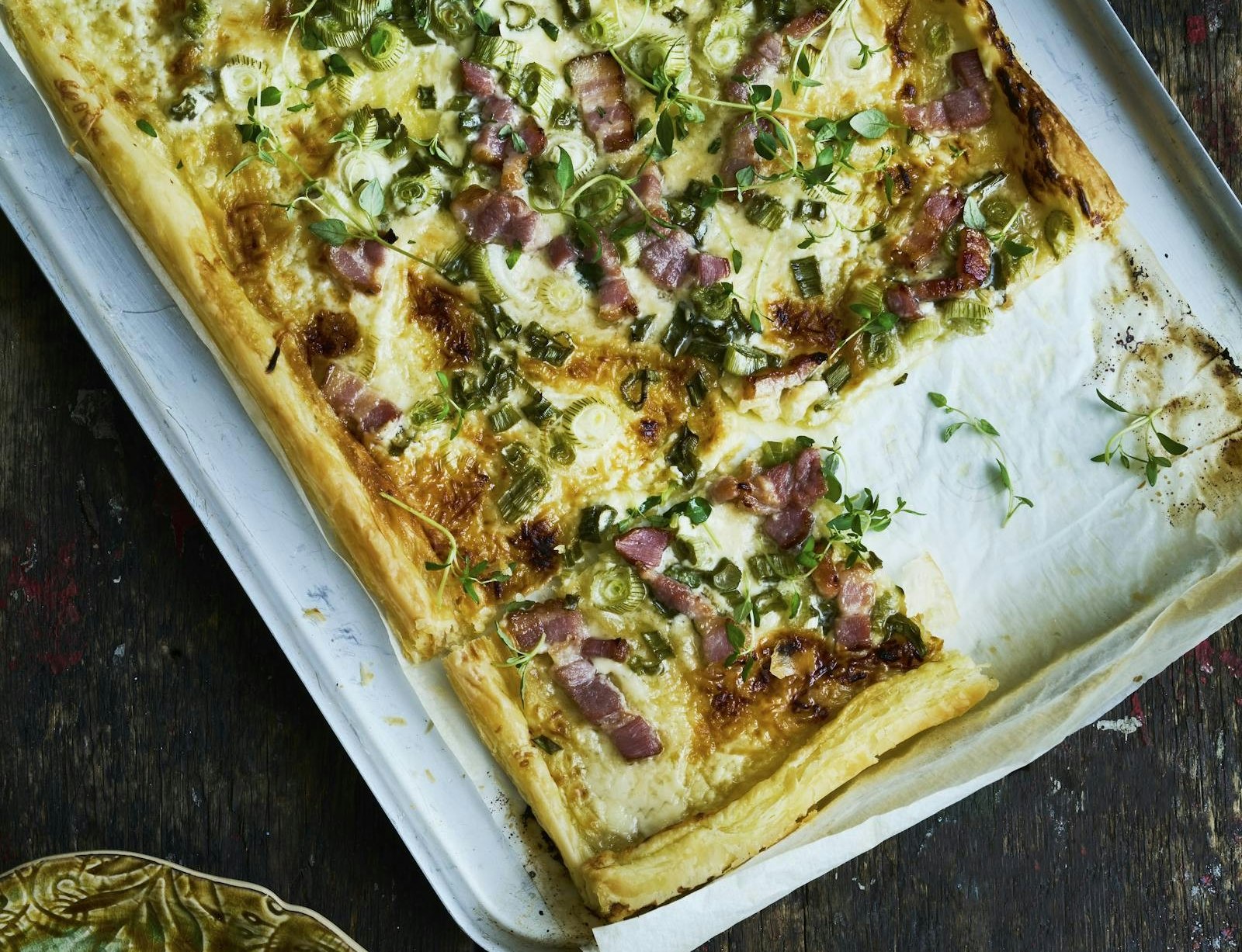 Butterdejstærte med forårsløg og bacon