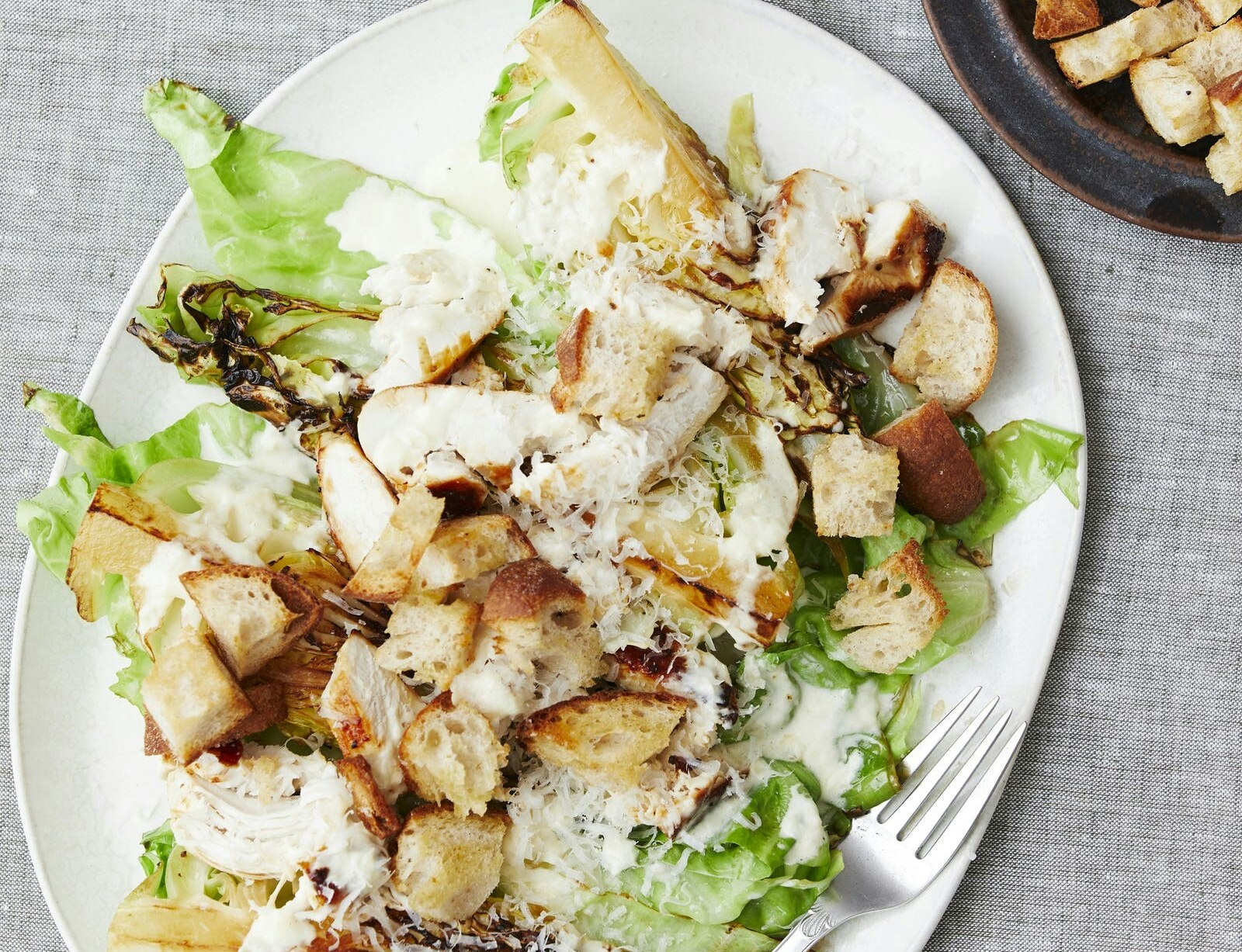 Cæsarsalat med spidskål og kylling