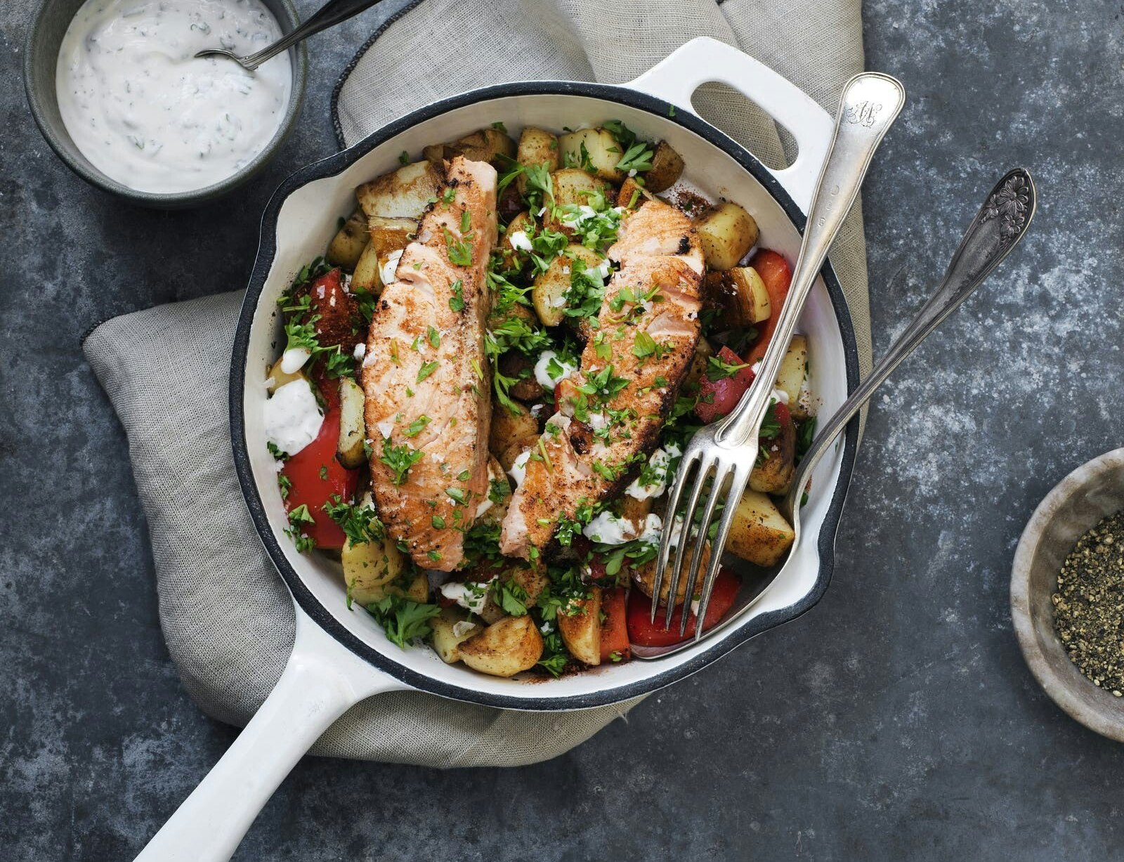 Cajun-krydret laks med stegte kartofler