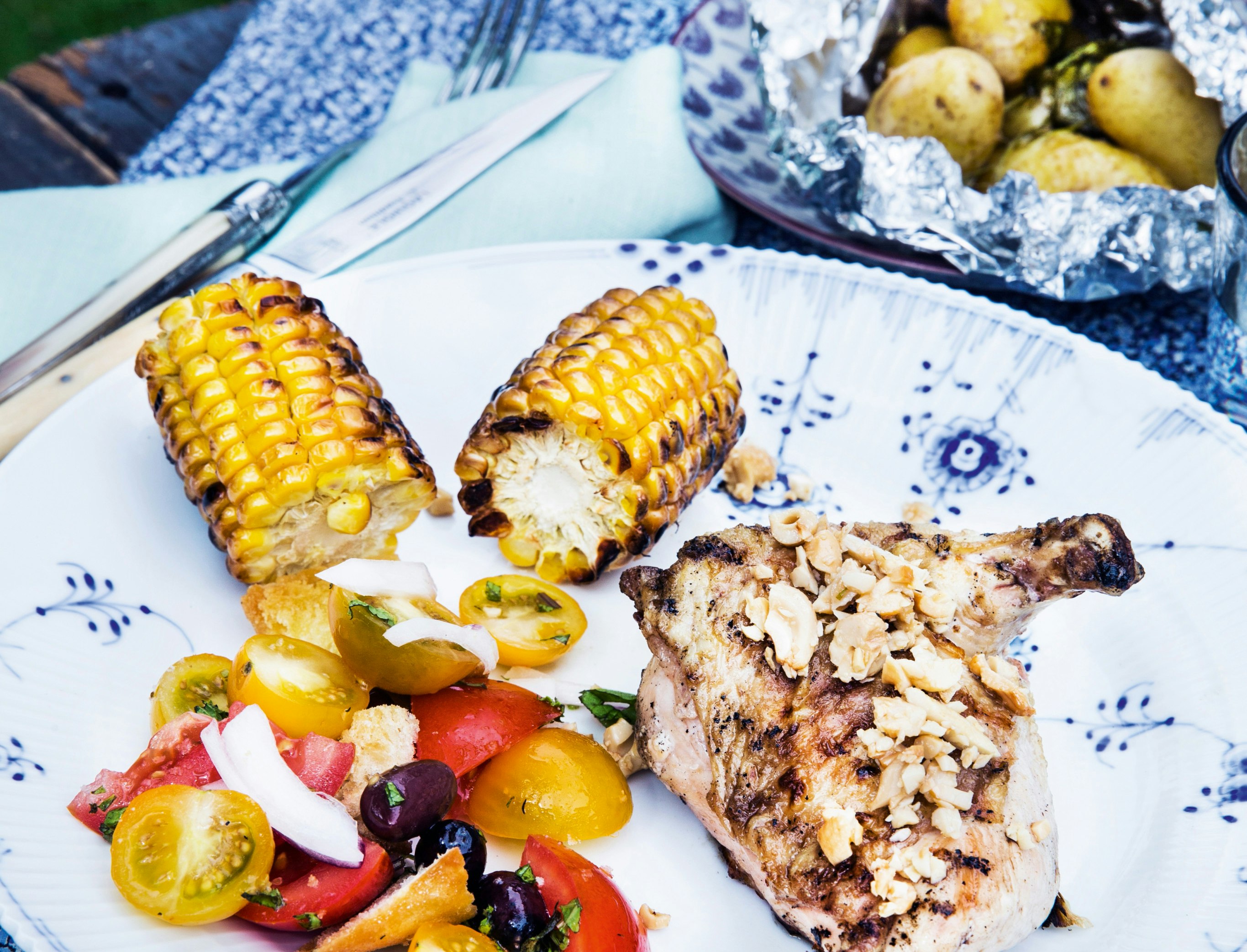 Cashewkylling med græsk salat og grillede majs