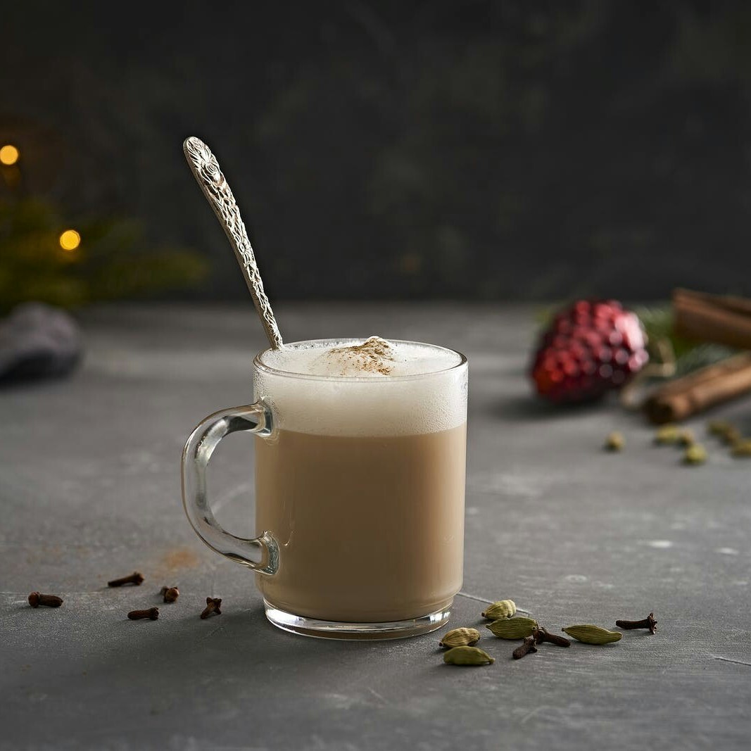 Chai-latte på havremælk med et juletwist