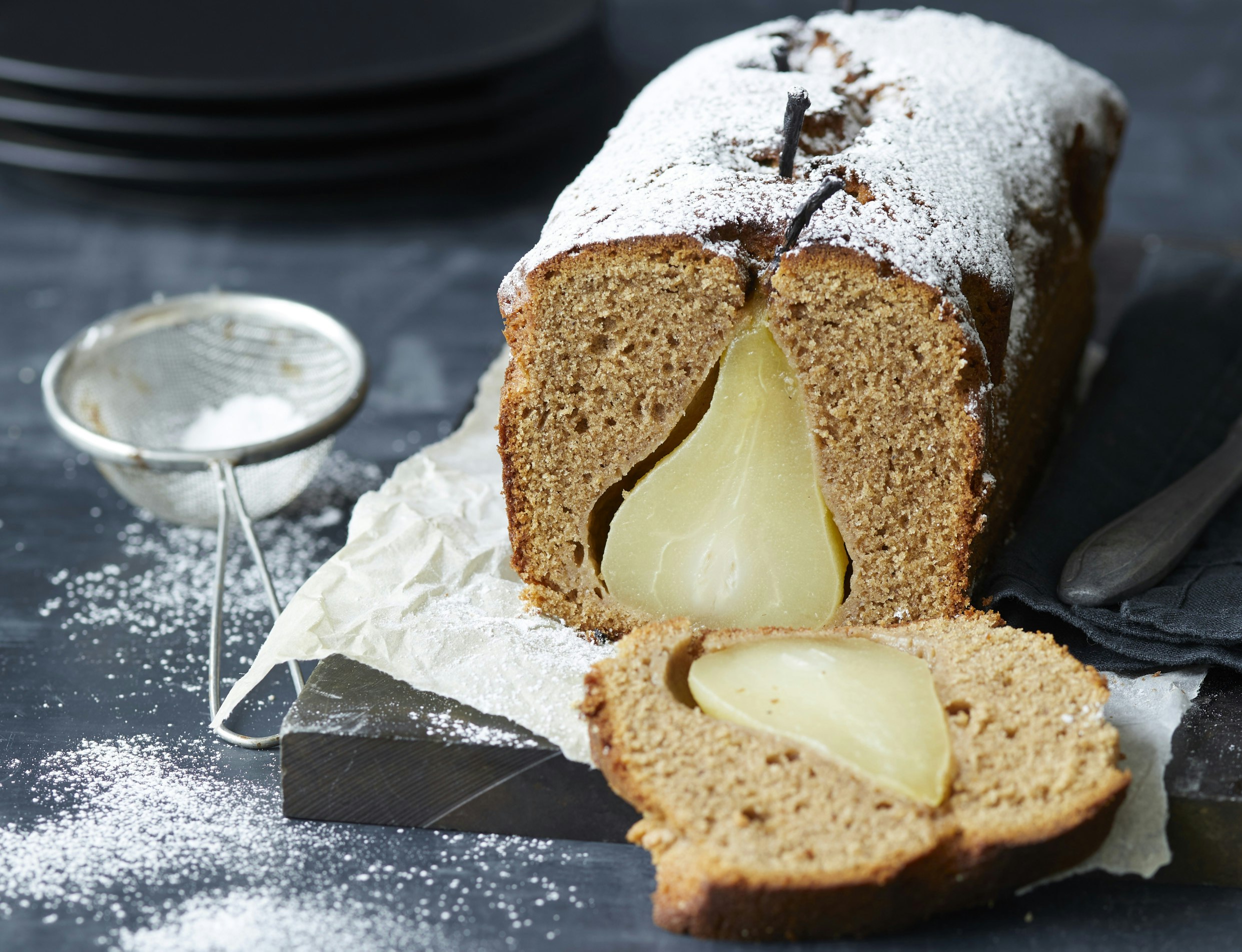 Chaikage med pocherede pærer