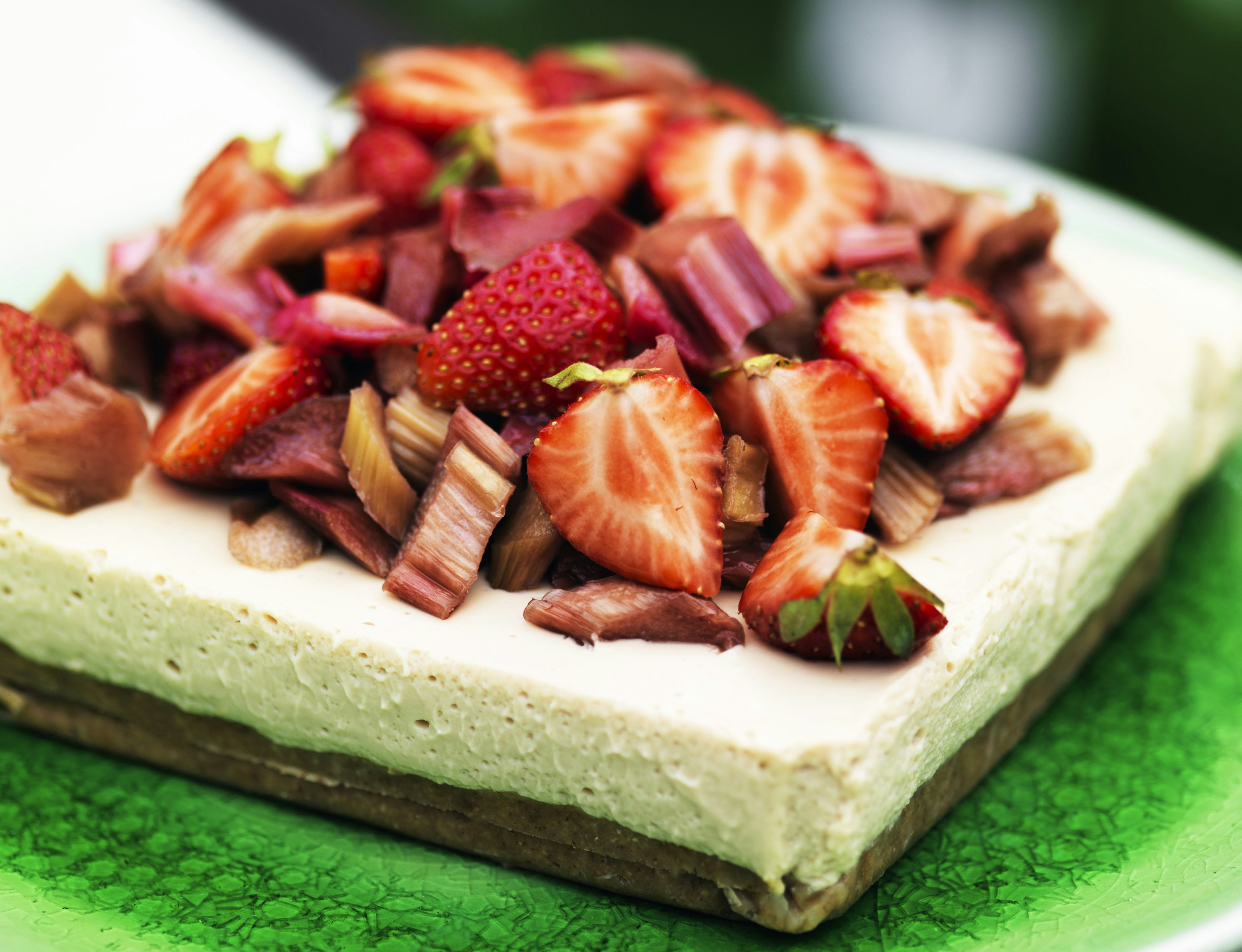 Cheesecake med lakrids, rabarber og jordbær