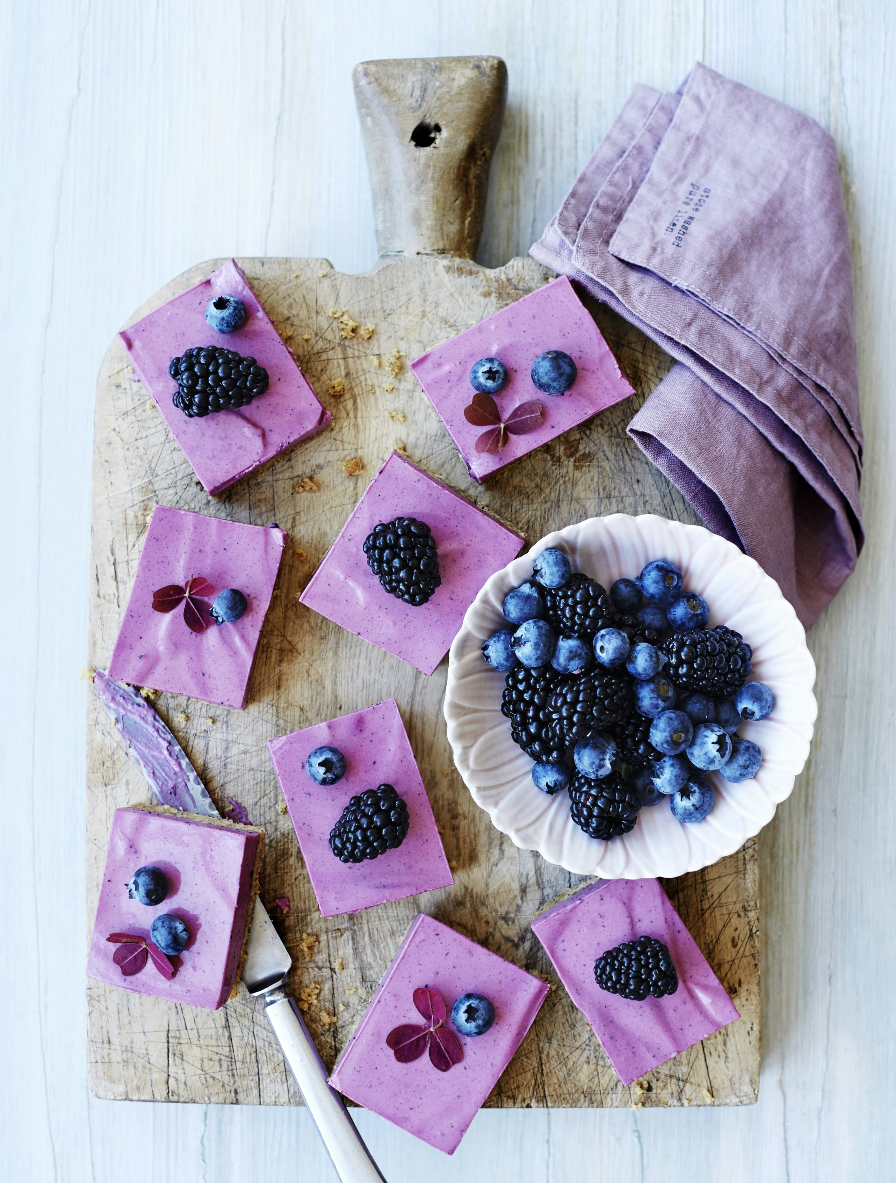Cheesecake-snitter med blåbær og lakrids