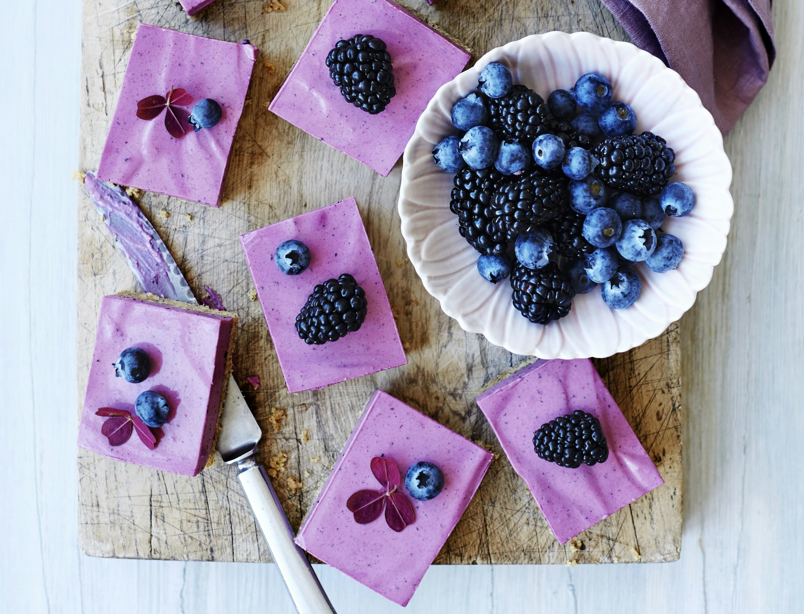 Cheesecake-snitter med blåbær og lakrids