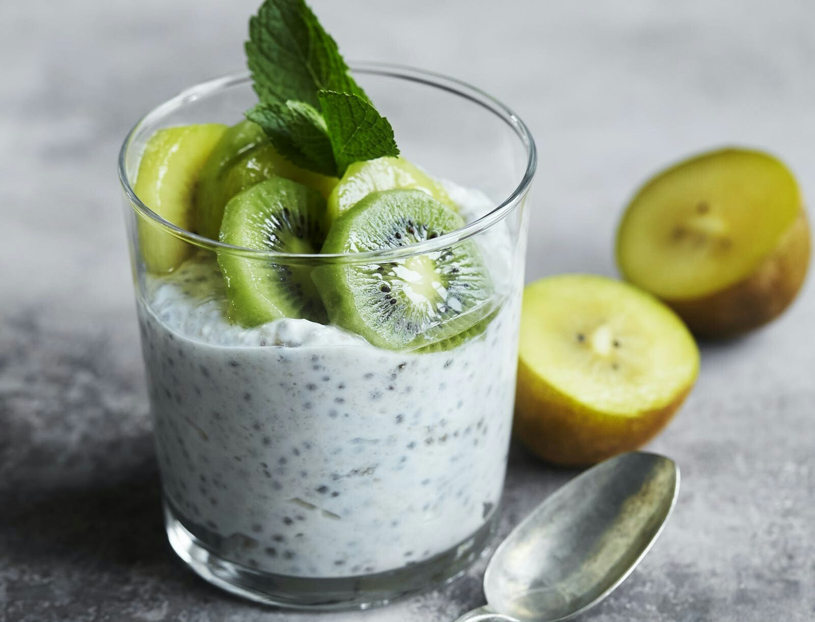 Chia-quinoa-yoghurt med kiwi