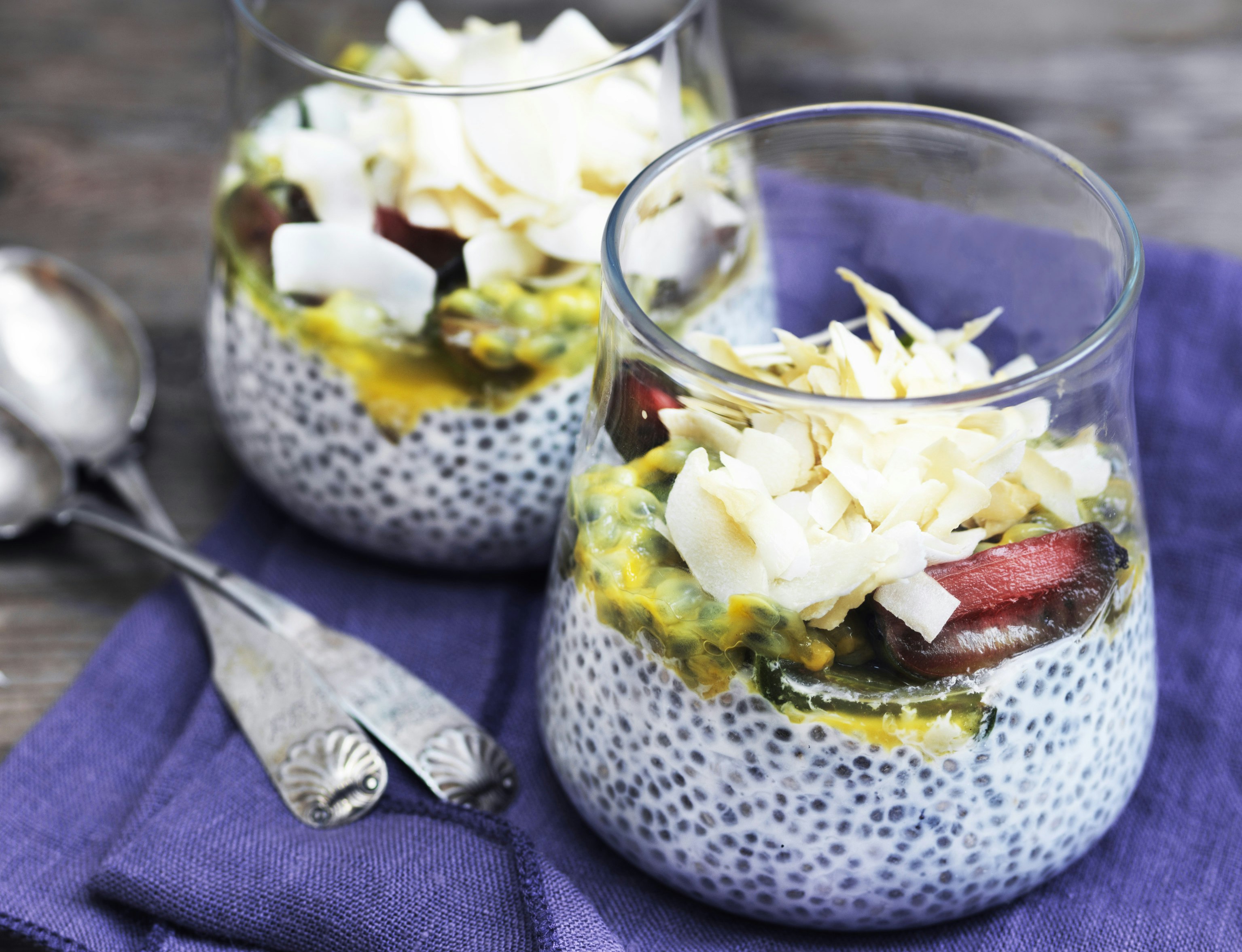 Chiagrød med mango, passionsfrugt og kokos