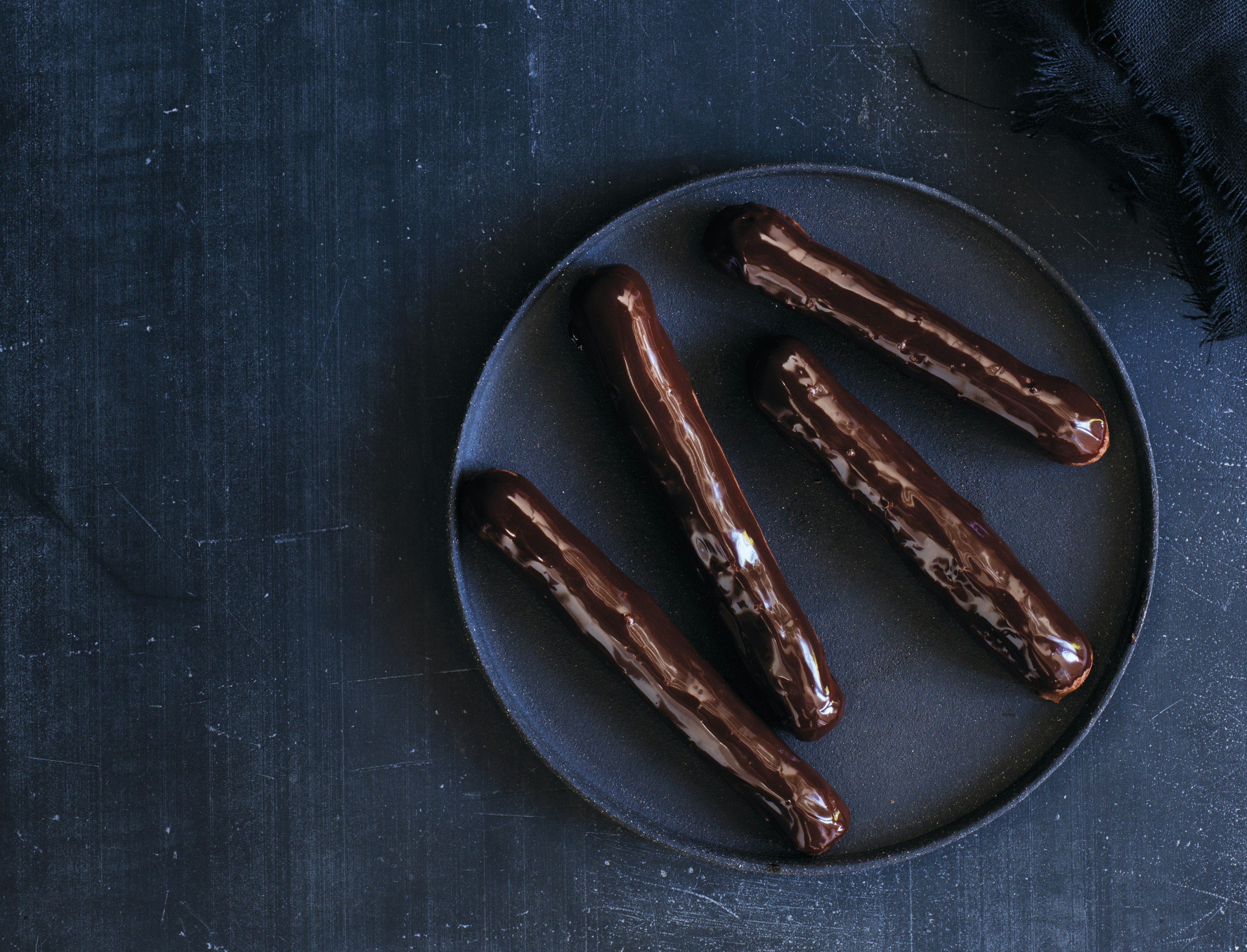 Chokolade-eclair med lys choko-kaffe-creme