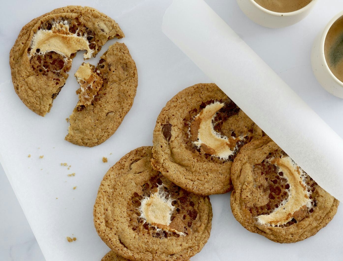 Chokoladecookies med indbagte skumfiduser