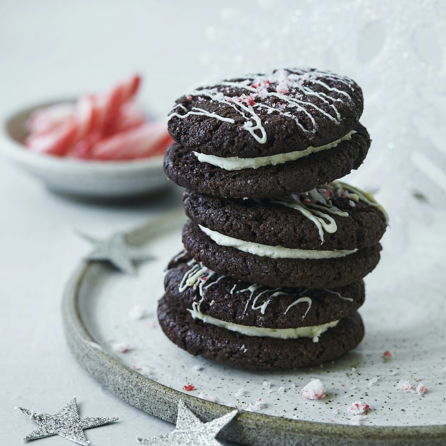 Chokoladecookies med pebermyntecreme og julestokke