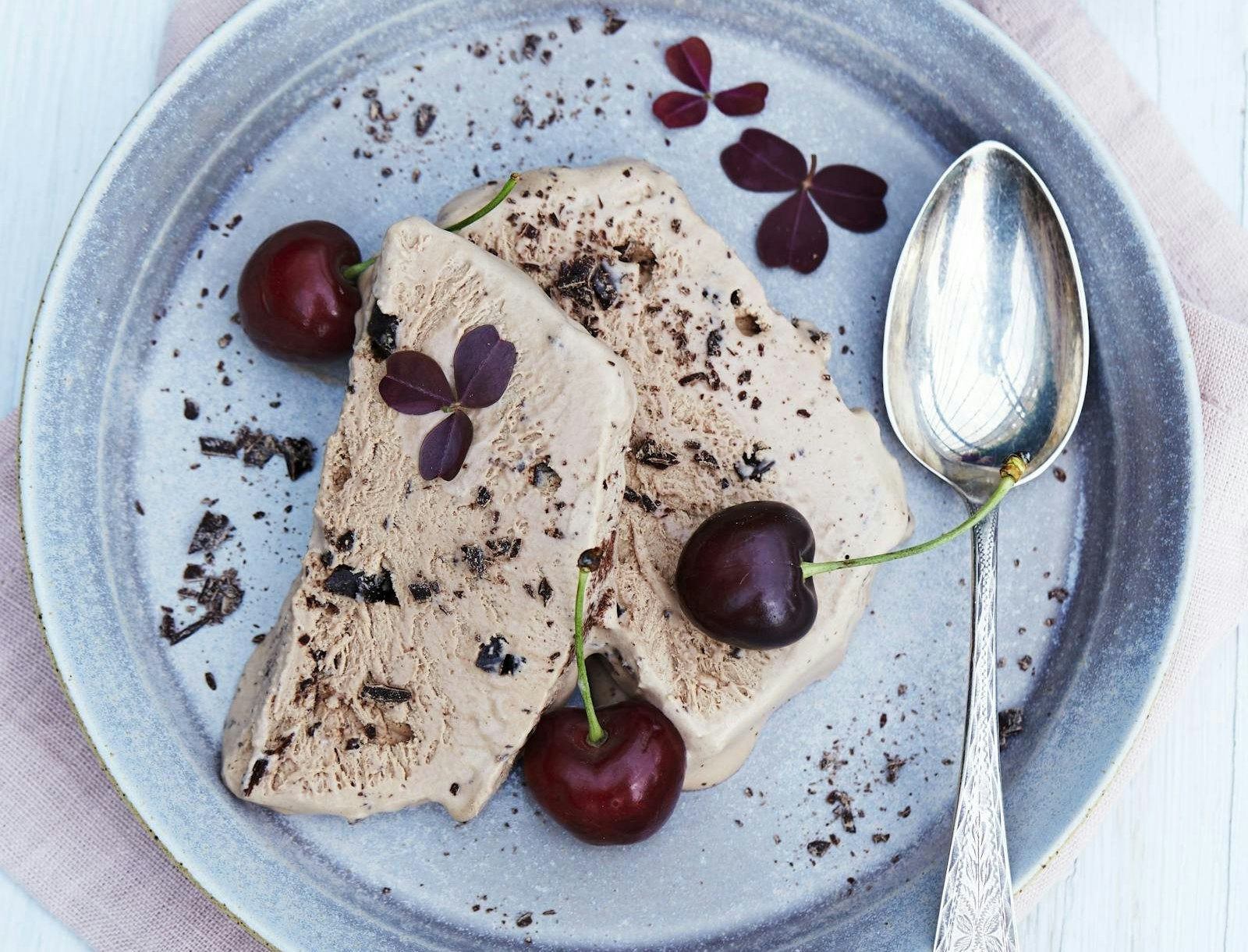 Chokoladeis med kaffe og kirsebær