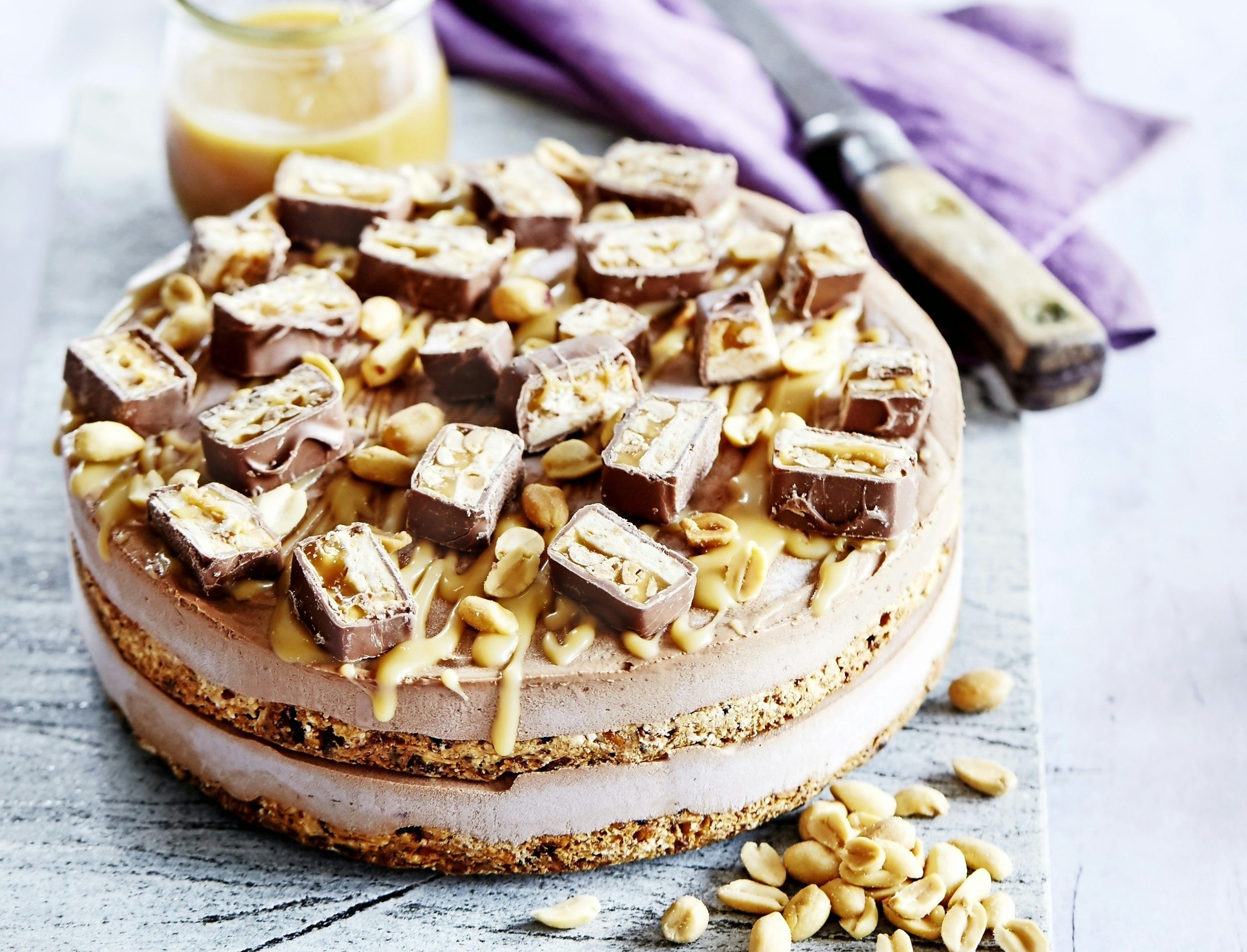 Chokoladeislagkage med karamelsauce og Snickers