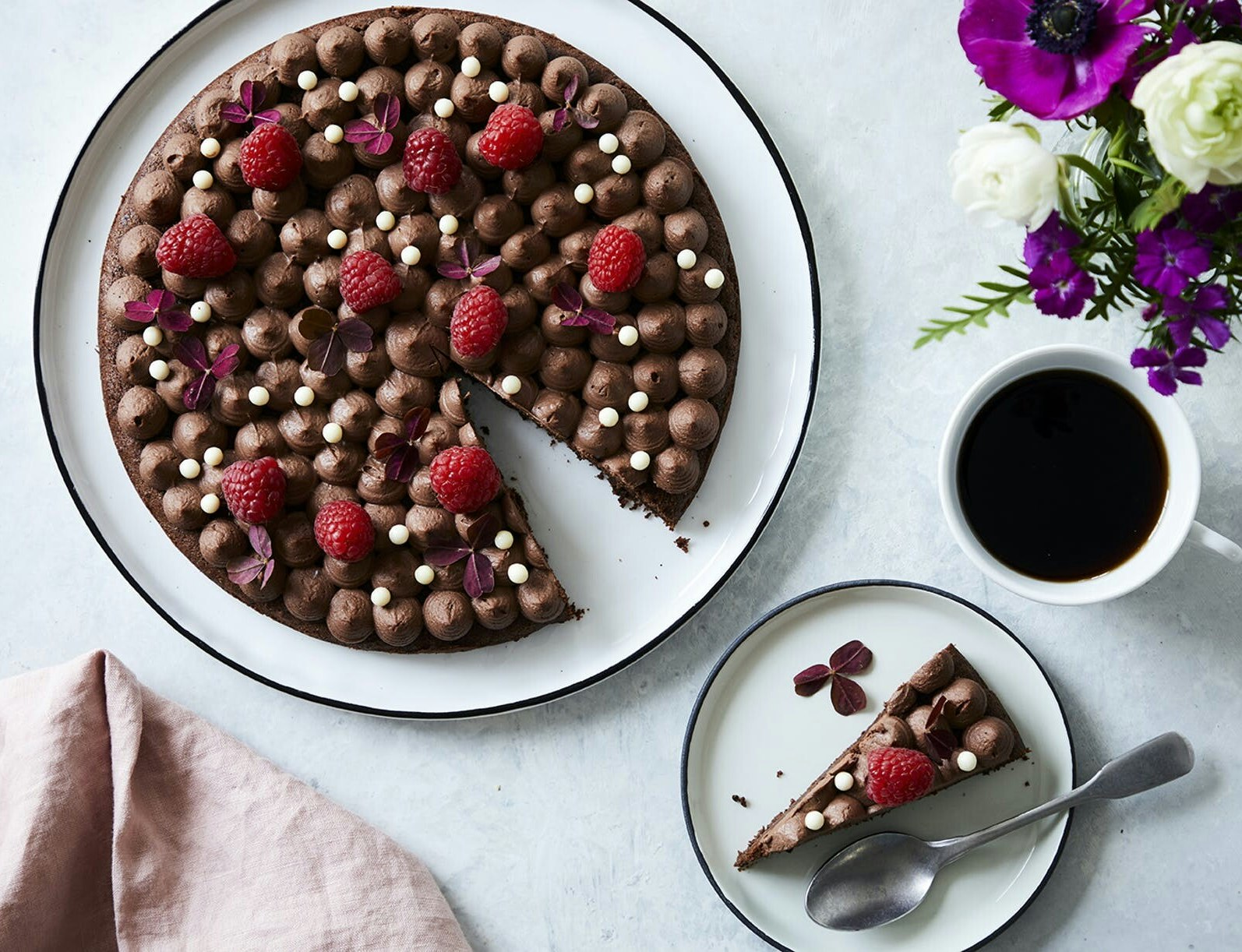 Chokoladekage med chokoladefrosting og hindbær