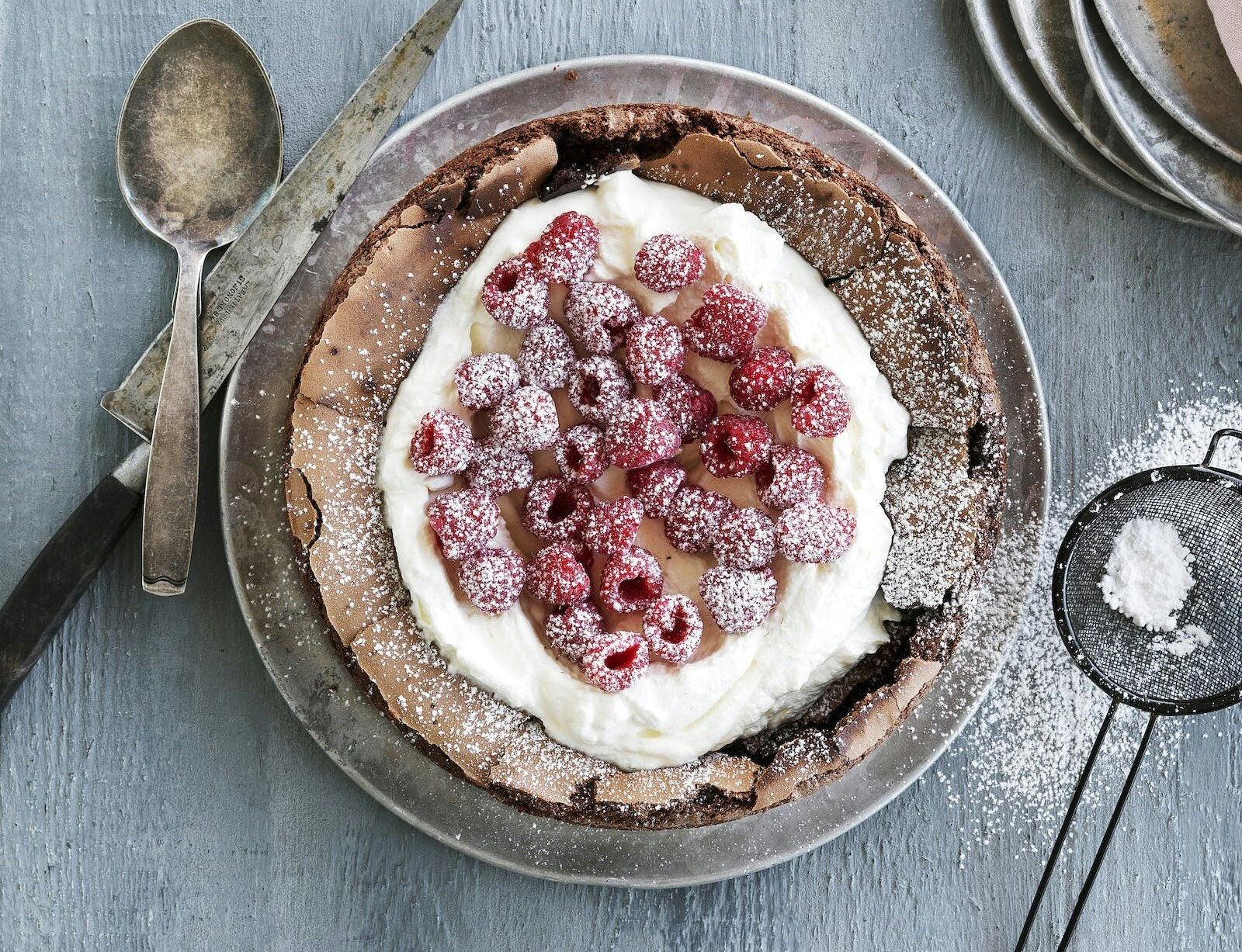 Chokoladekage med cognac, flødeskum og hindbær