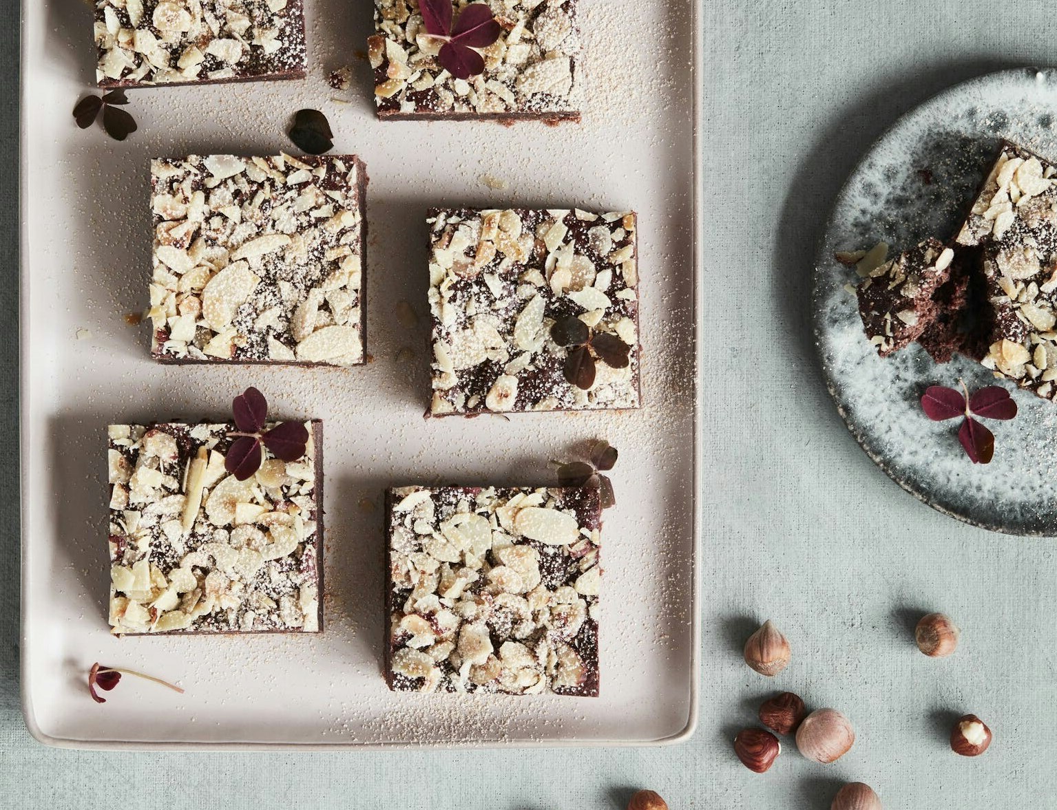 Chokoladekage med dadler og banan