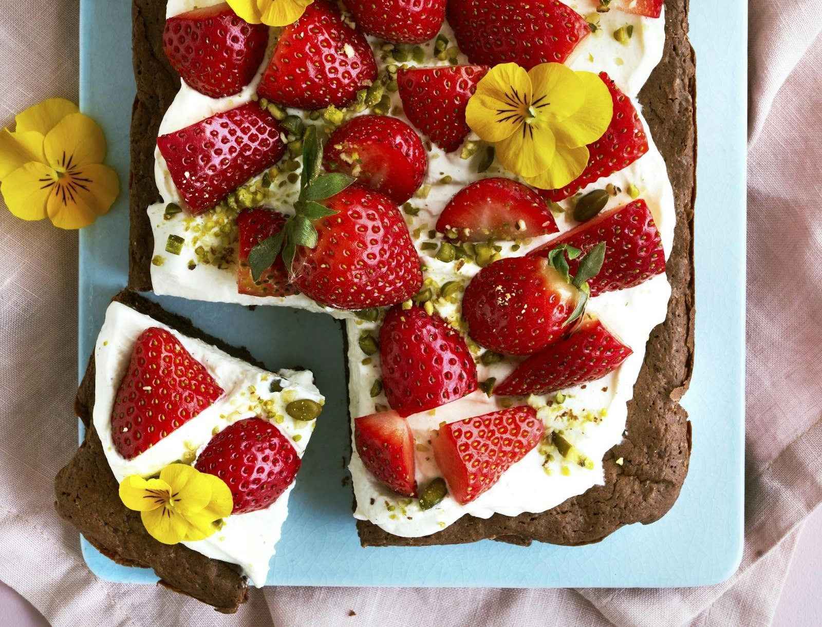 Chokoladekage med jordbær og pistacie