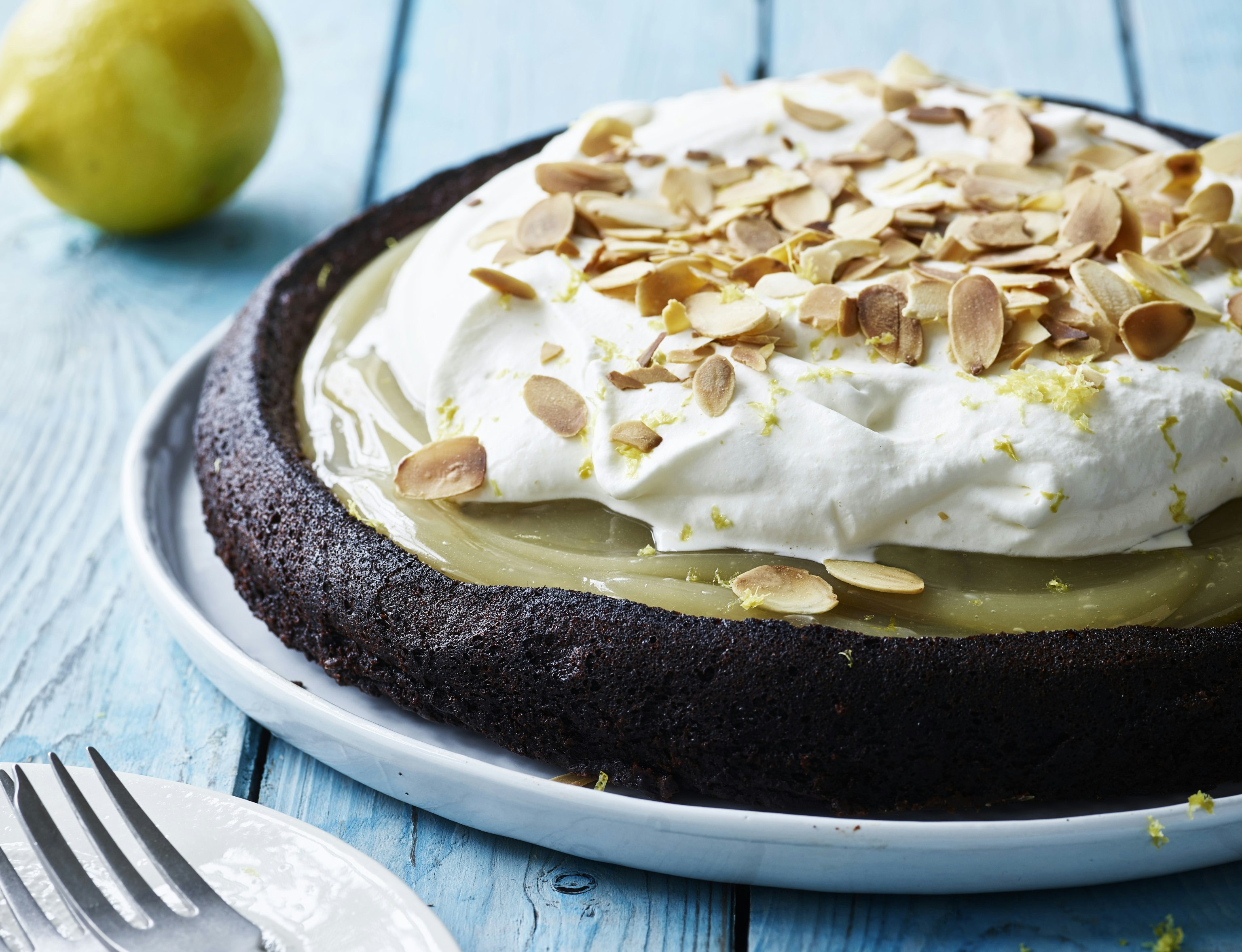 Chokoladekage med lemoncurd og flødeskum