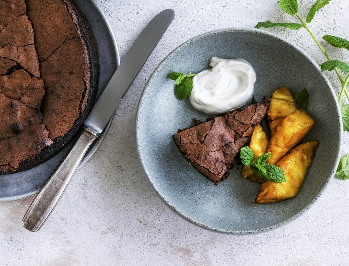 Chokoladekage med marineret ananas og flødeskum