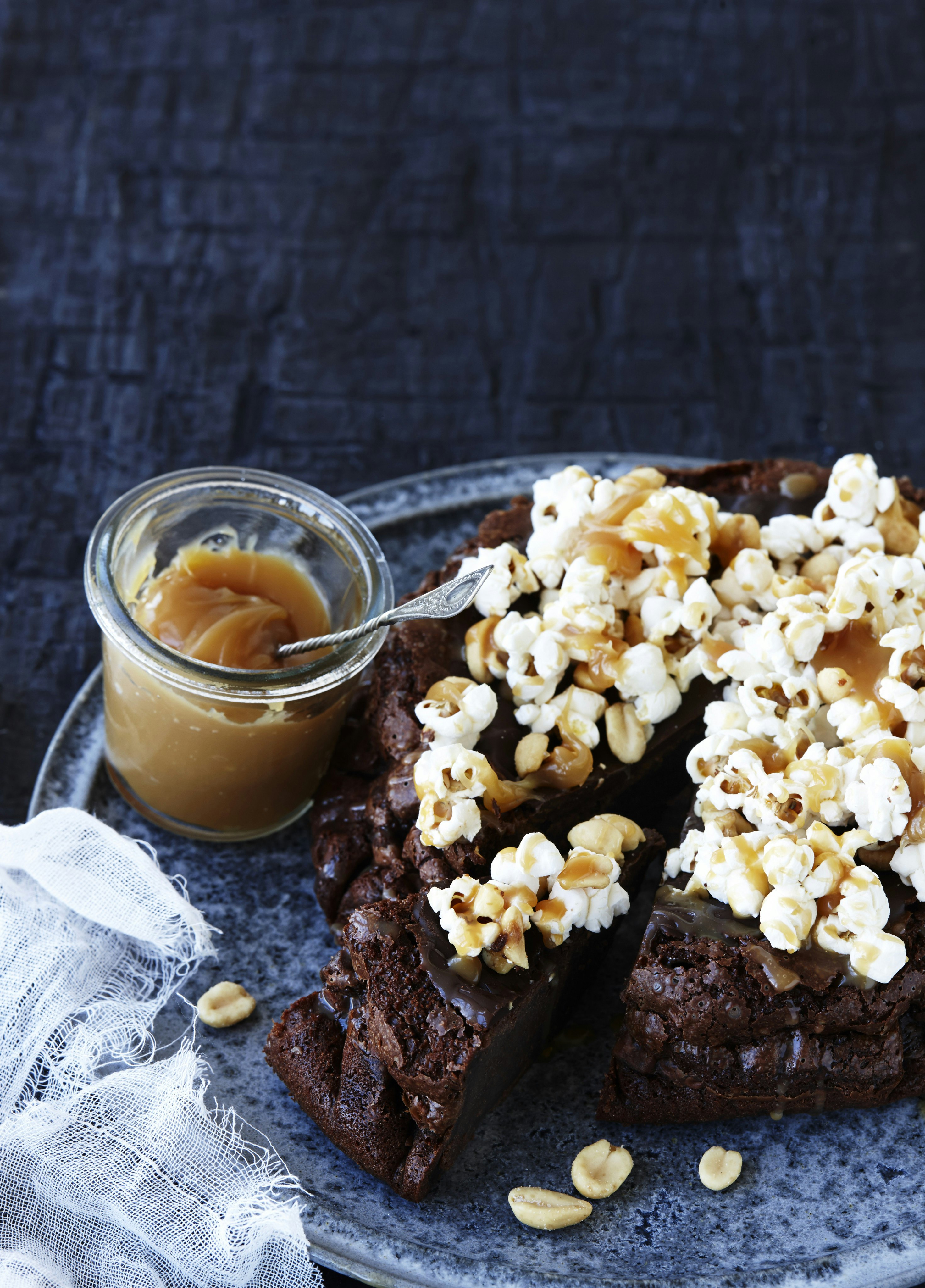 Chokoladekage med popcorn, peanuts og karamel