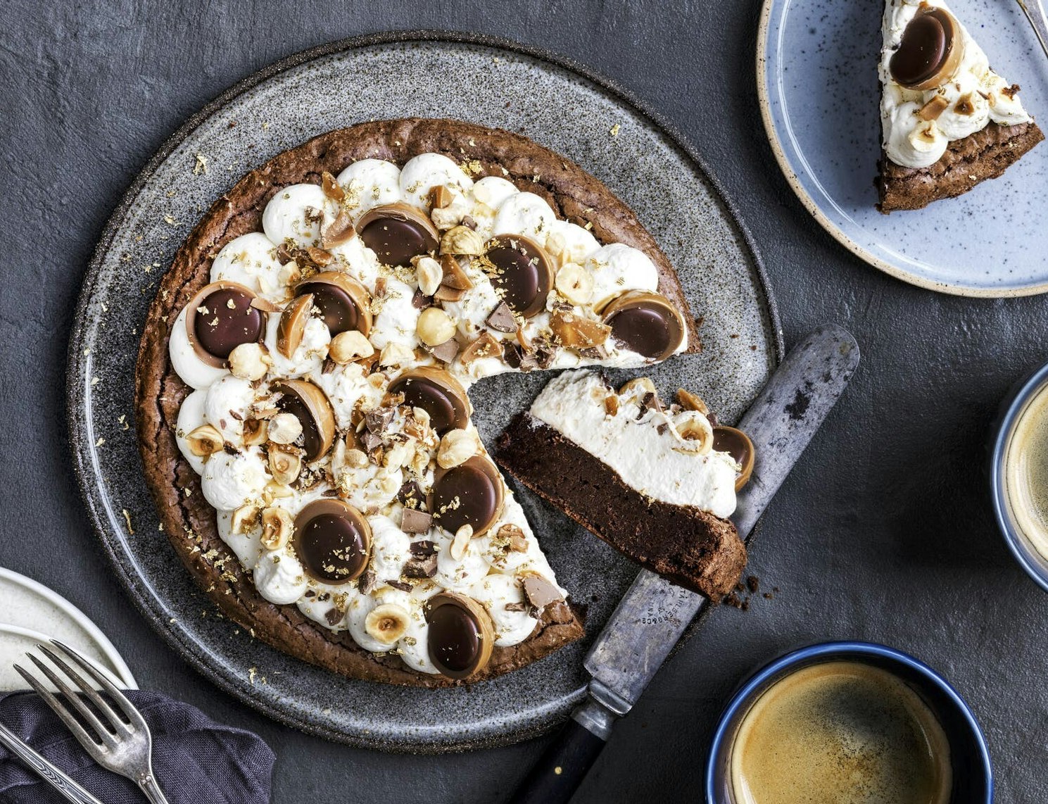 Chokoladekage med vaniljeskum og Toffifee
