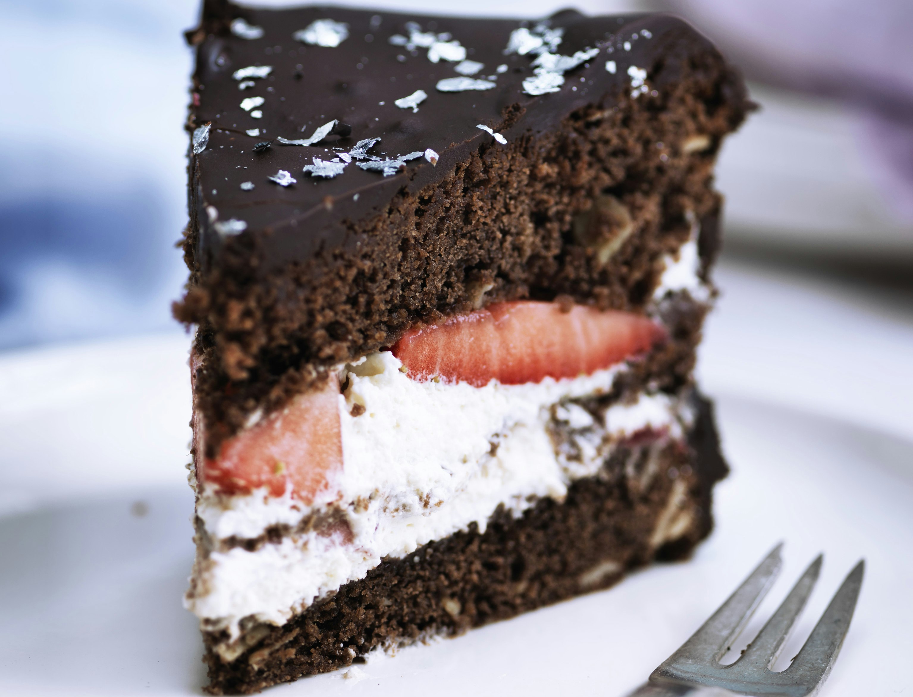 Chokoladelagkage med jordbærfyld