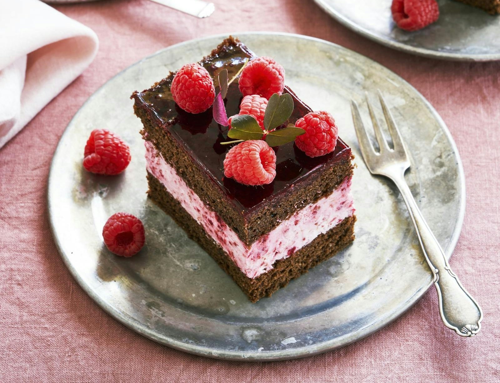 Chokoladesnitter med hindbærskum og hindbærgelé