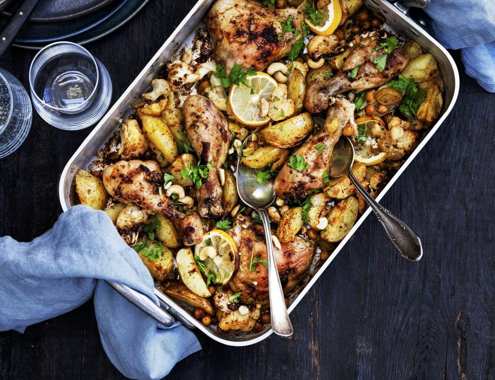 Citronkylling i fad med blomkål og kikærter