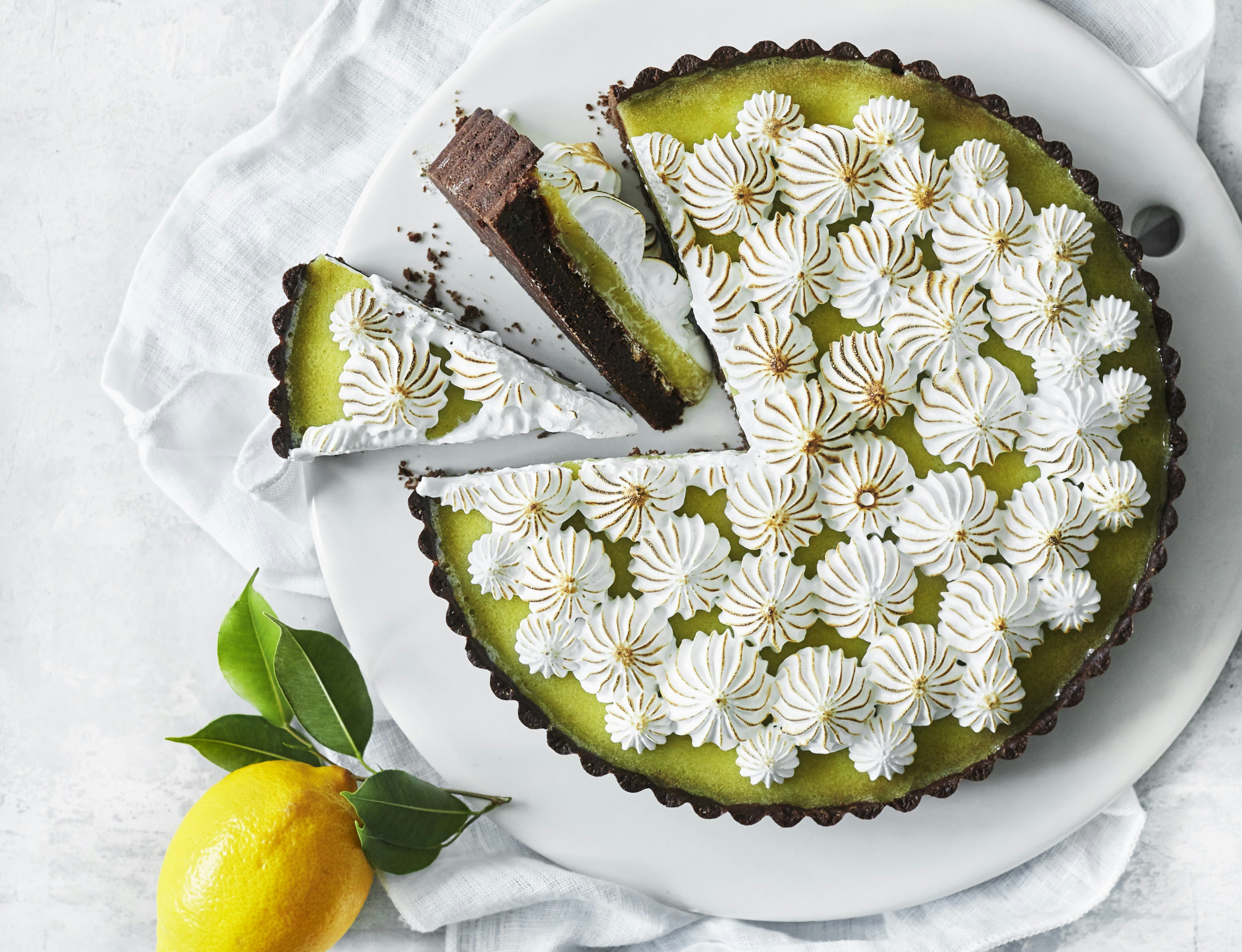 Citrontærte med kakaomørdej, chokoladecreme og brændt marengs