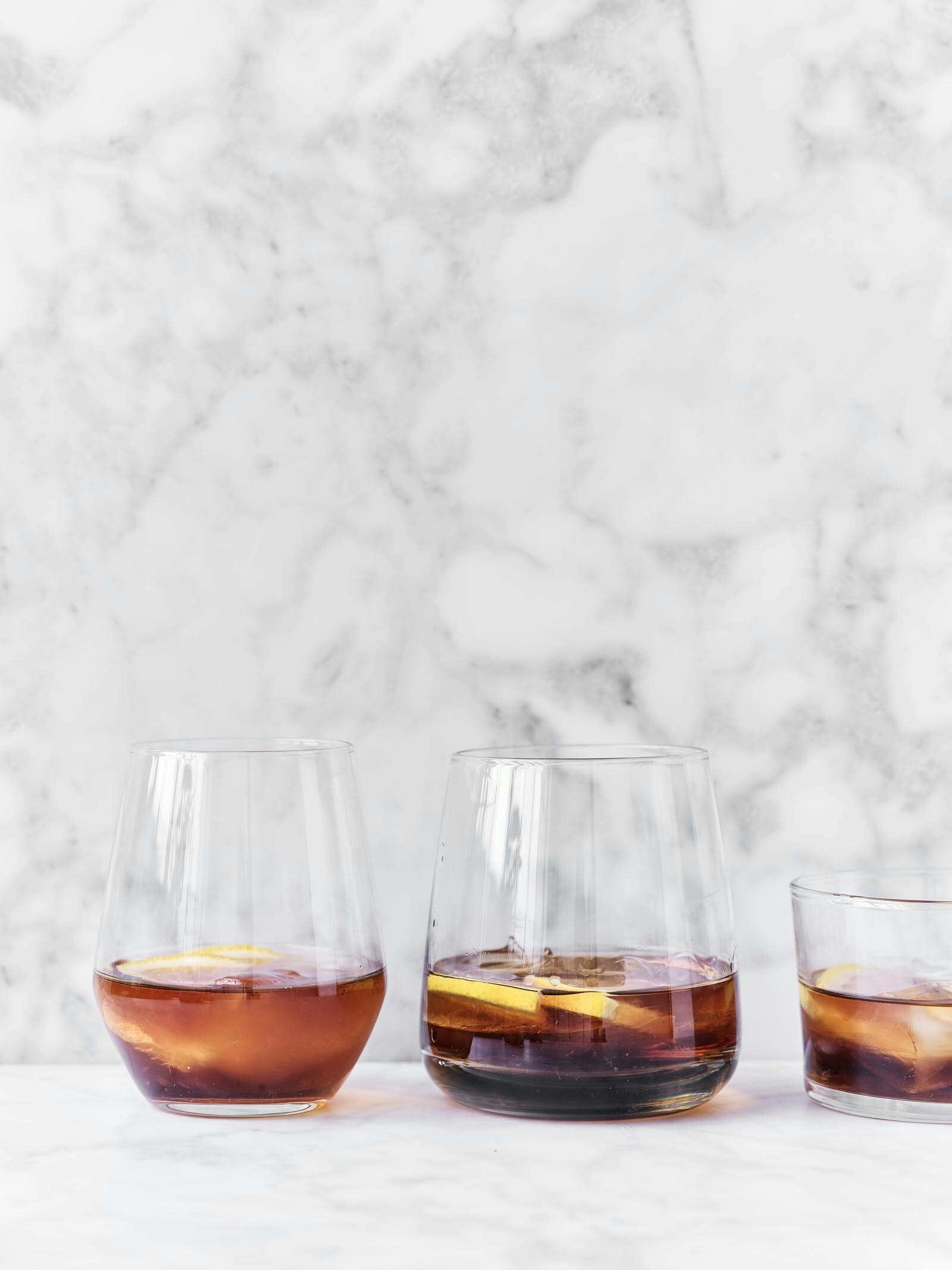 Cocktail med slåengin, vermouth og appelsin