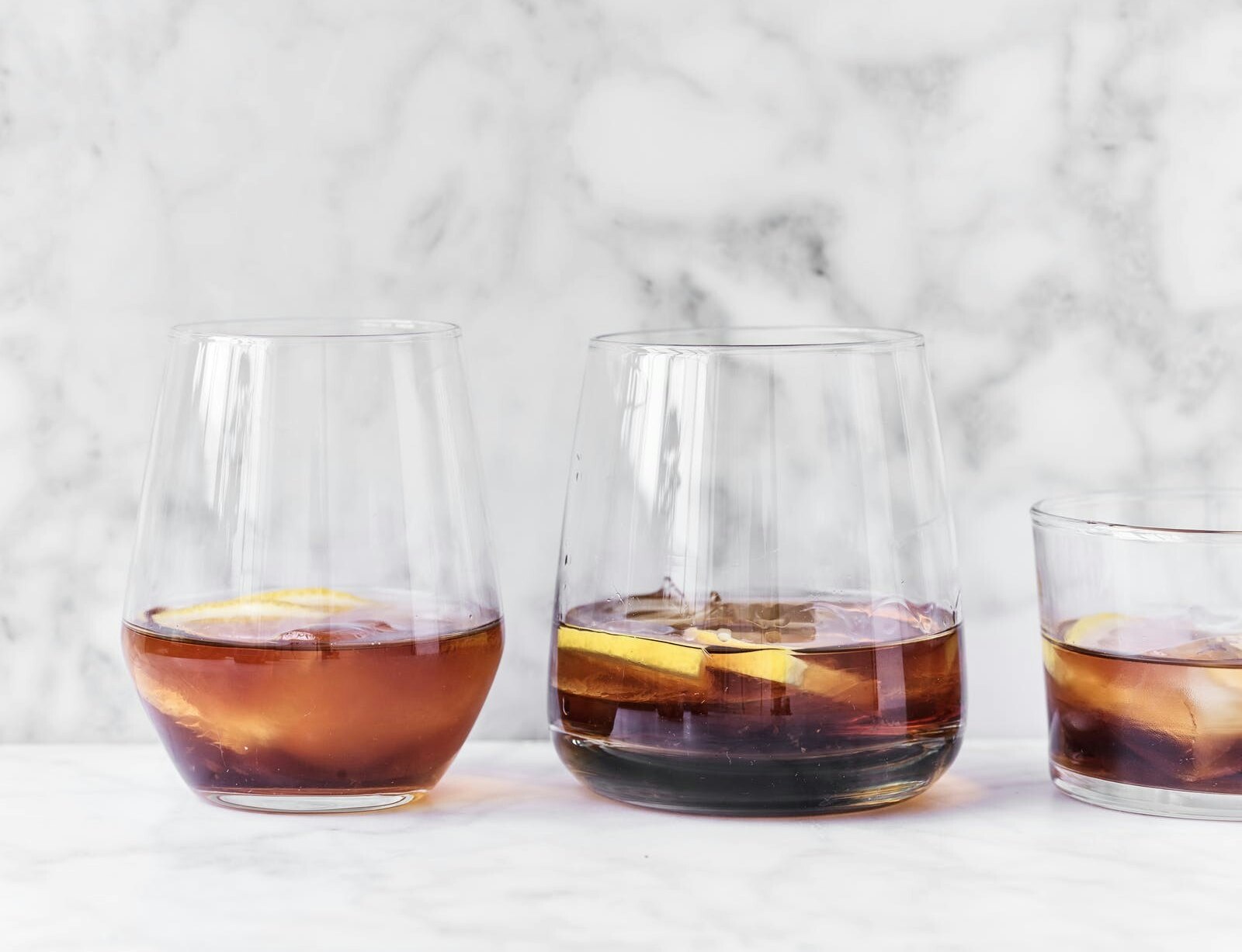 Cocktail med slåengin, vermouth og appelsin