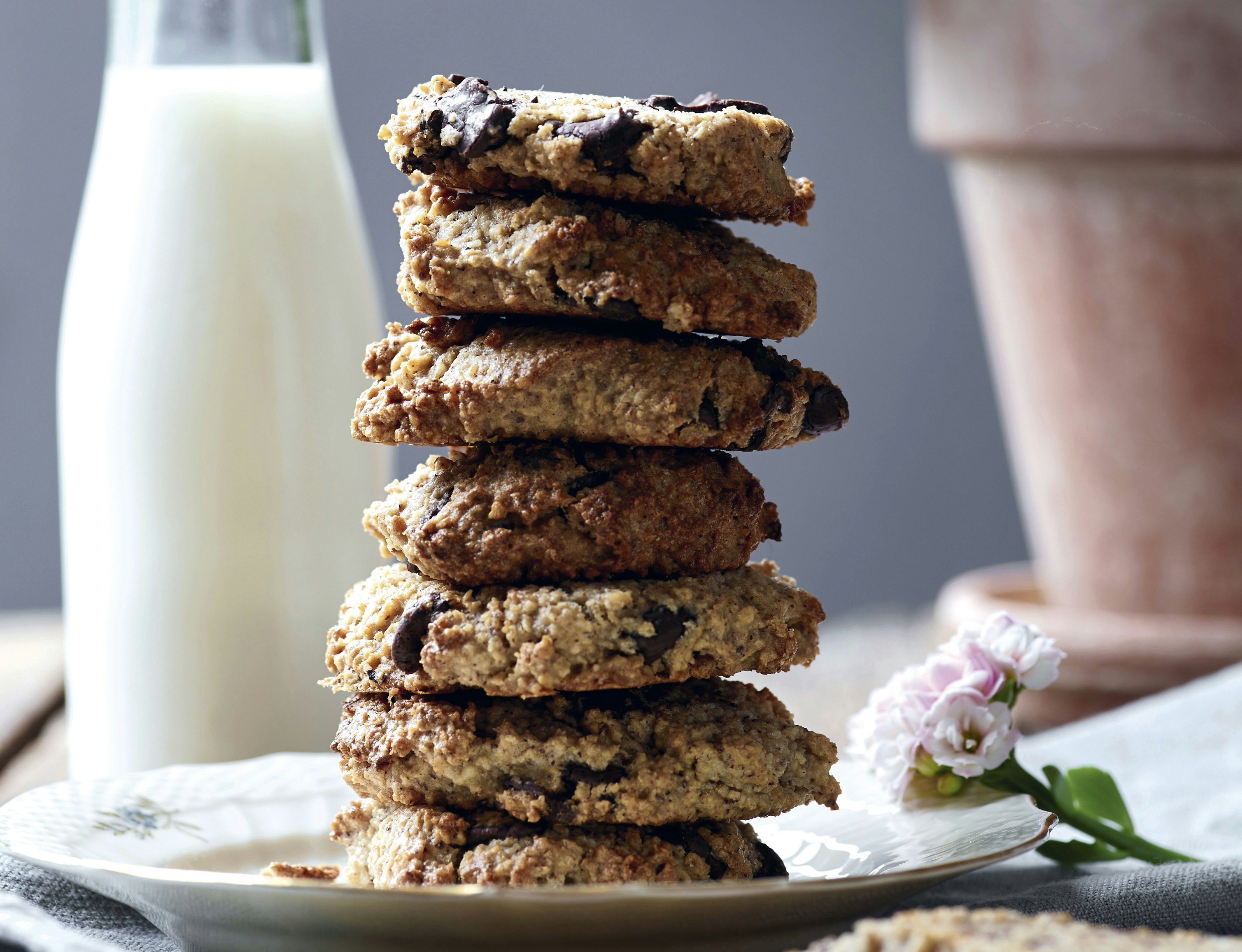 Cookies med chokolade, nødder og havregryn