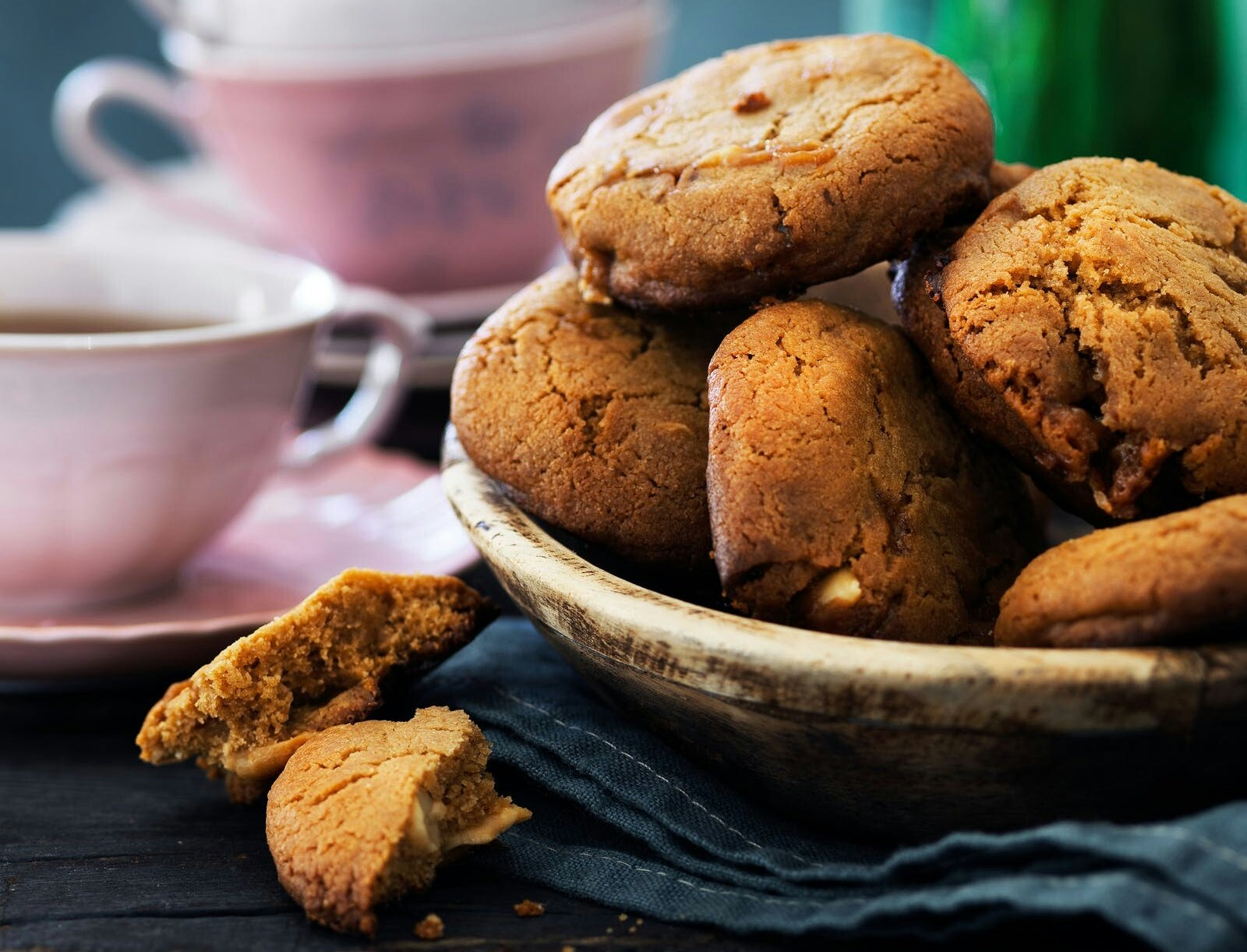 Cookies med karamel og saltede peanuts