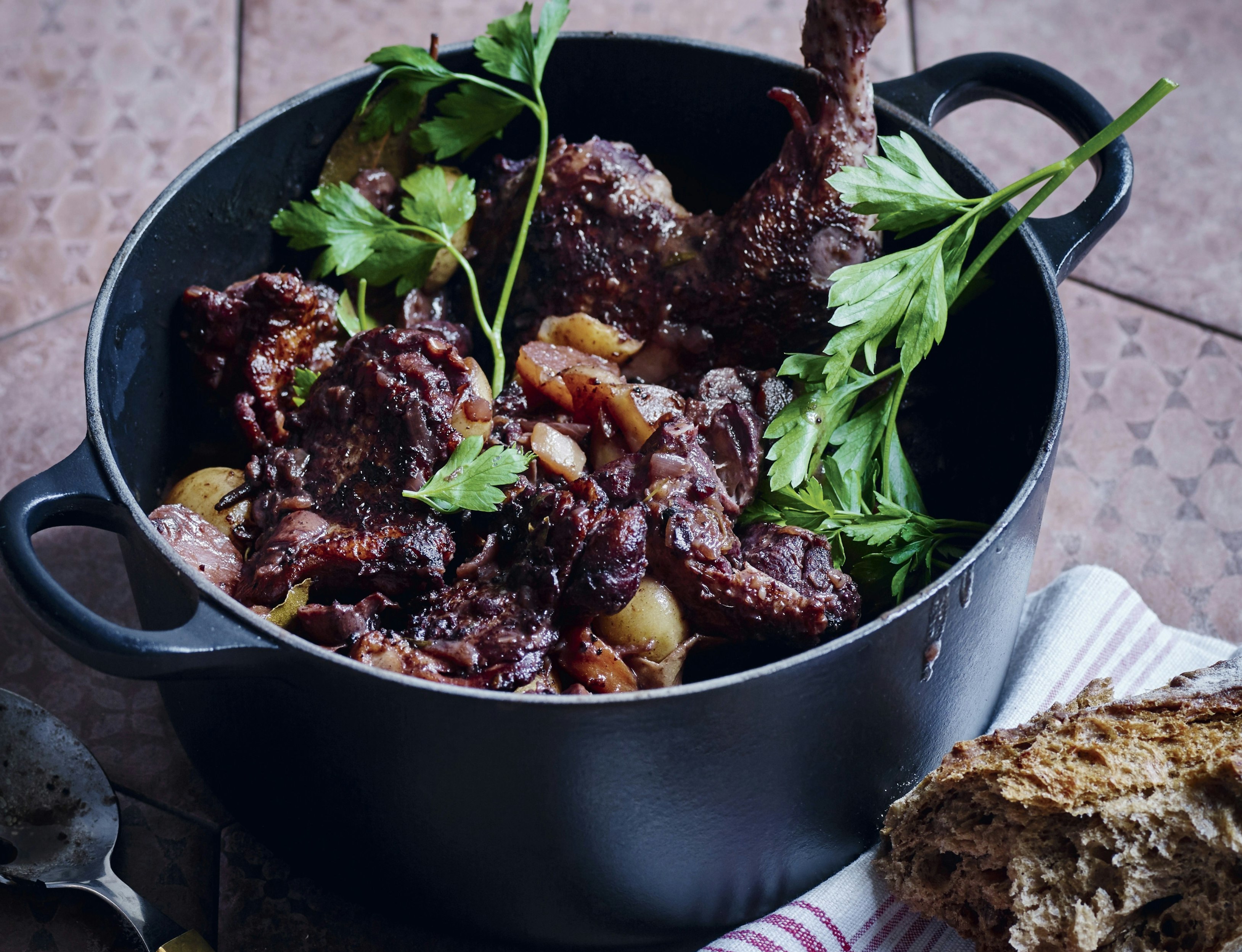 Coq au vin med champignon og bacon