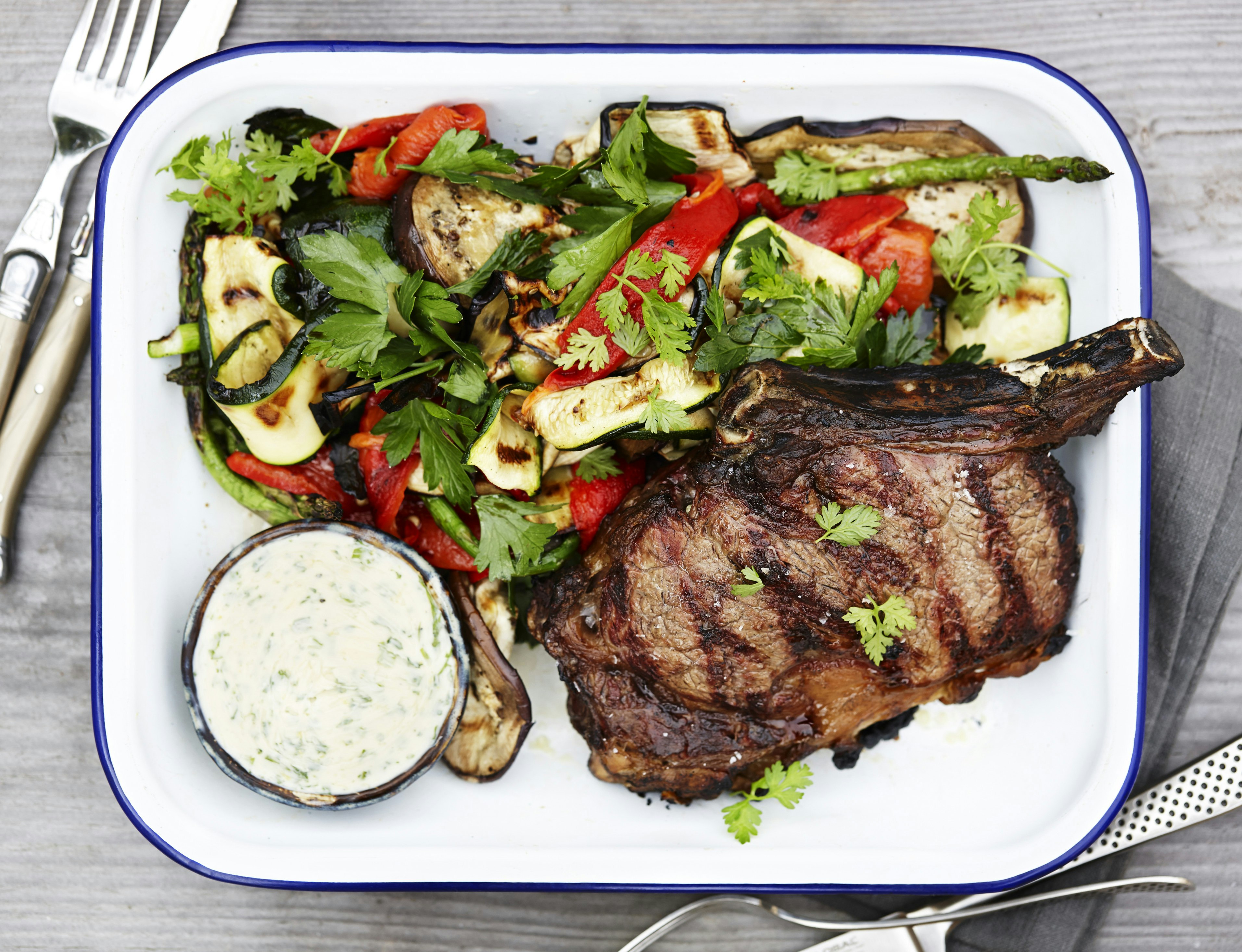 Côte de boeuf med urtesmør og grillede grøntsager