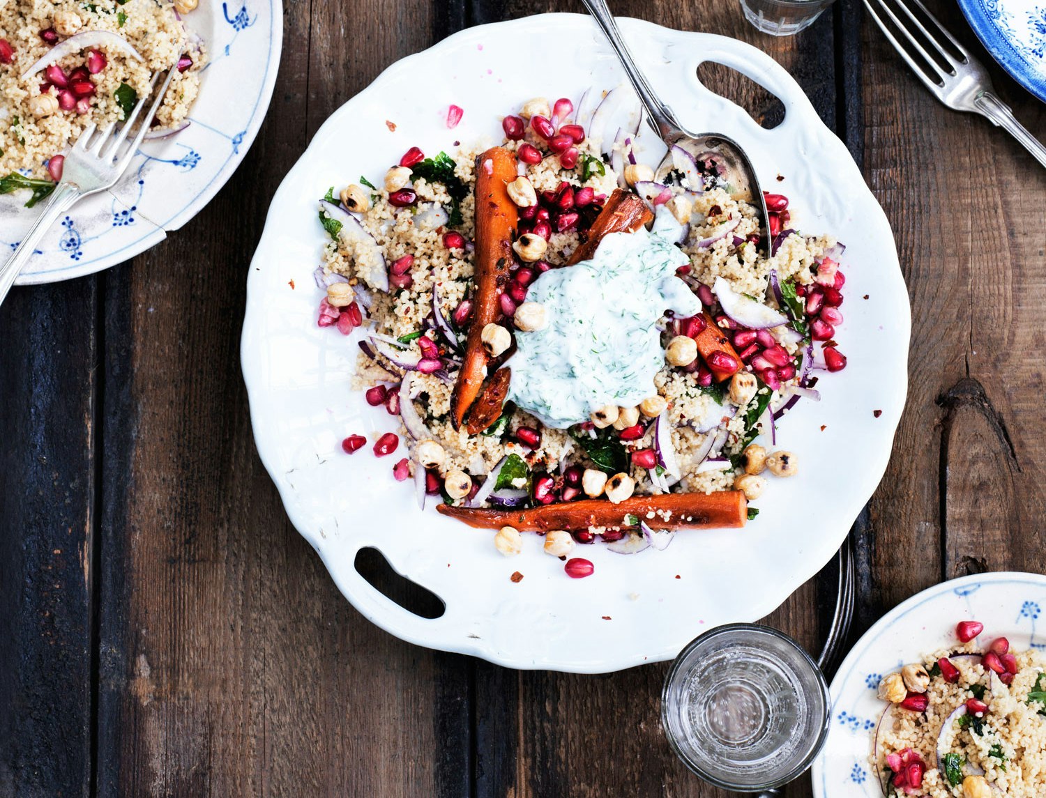 Couscoussalat med stegte gulerødder og yoghurtdressing