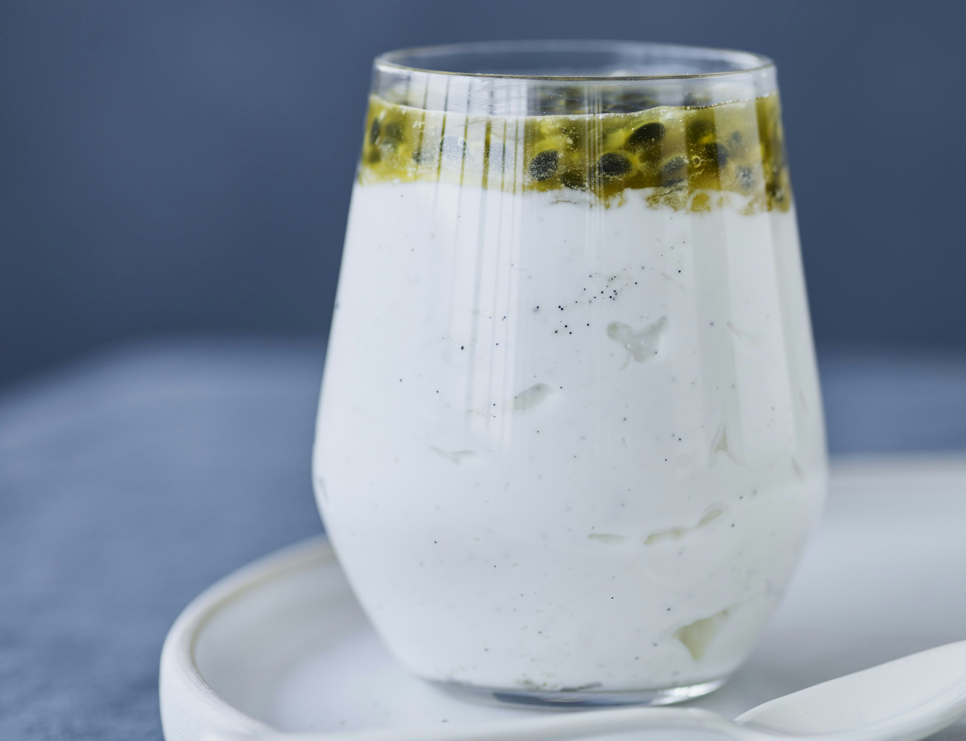 Creme med passionsfrugtsirup