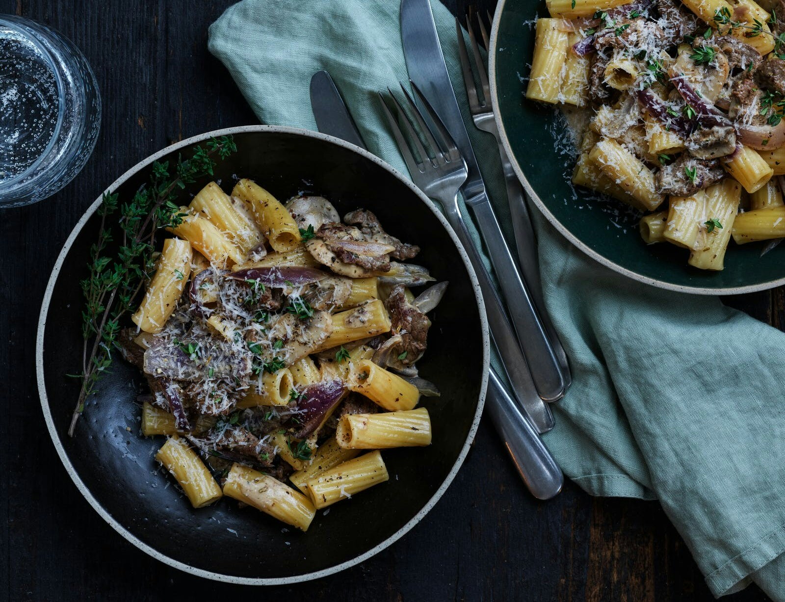 Cremet pasta med oksemørbrad, svampe og timian