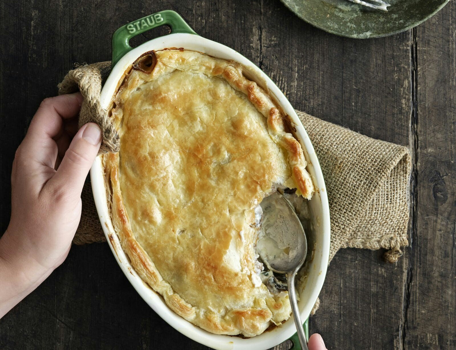 Cremet svampetærte med butterdejslåg