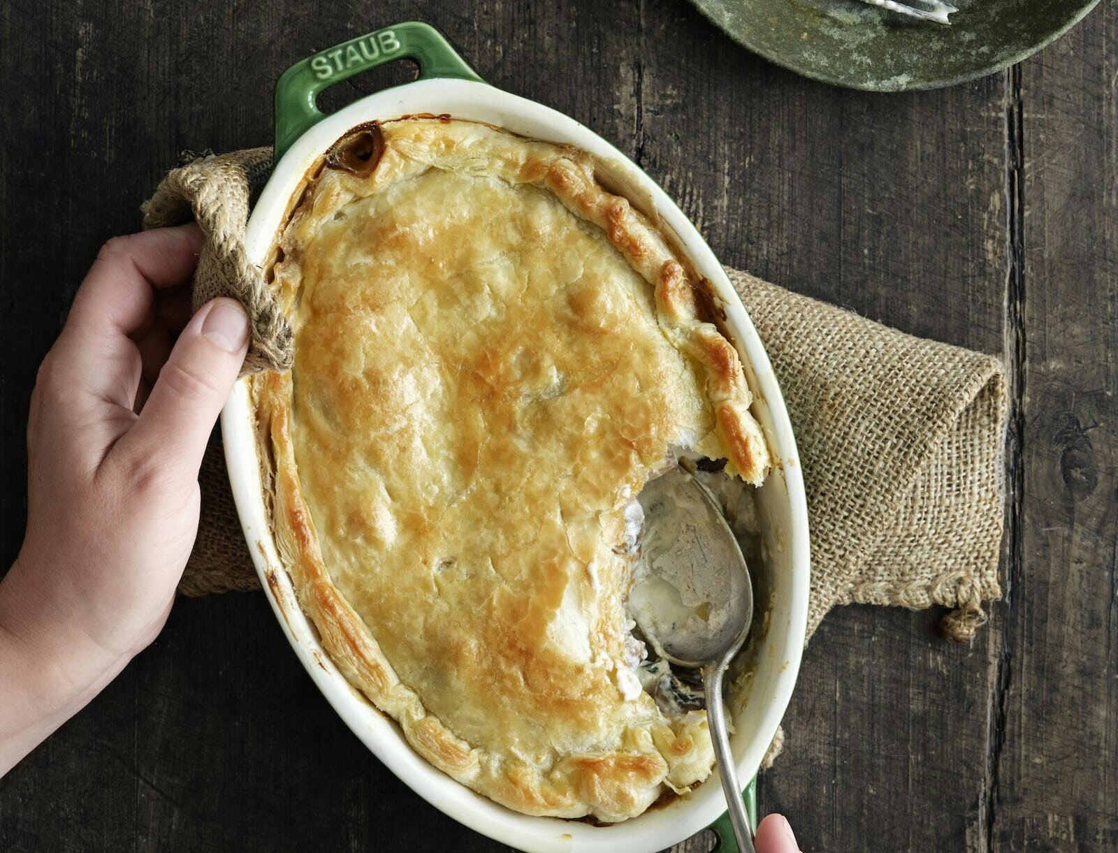 Cremet svampetærte med butterdejslåg